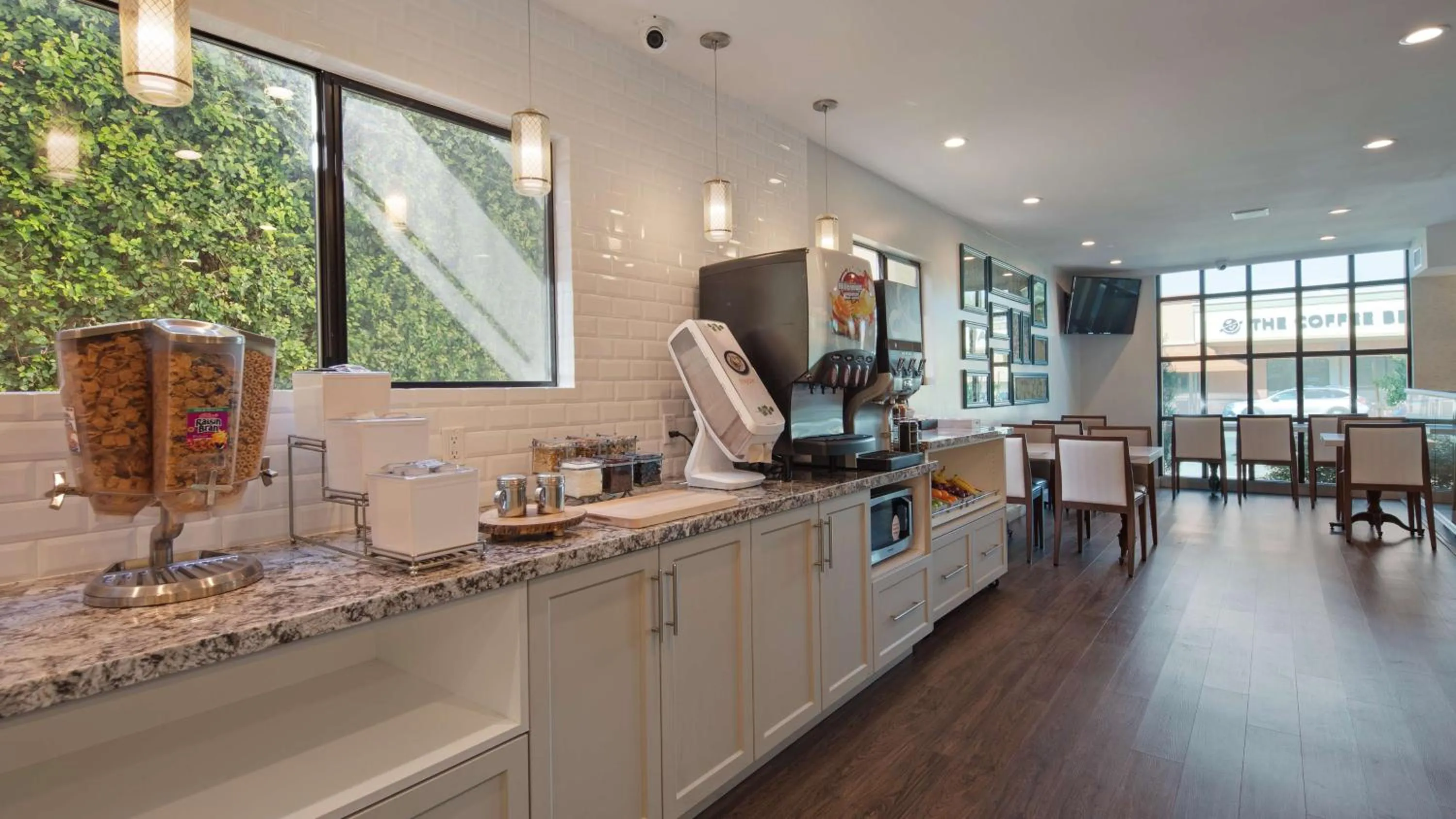 Restaurant/places to eat in Best Western Woodland Hills