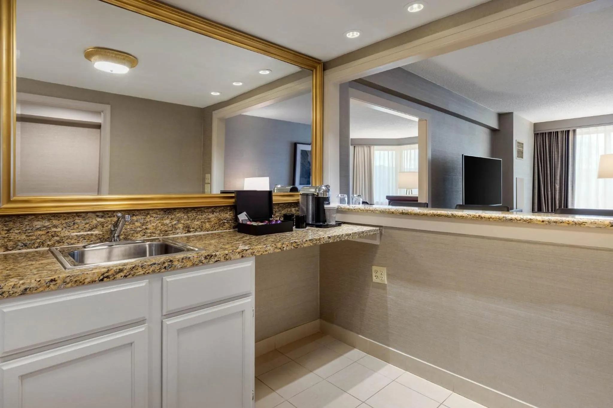 Photo of the whole room in Omni Richmond Hotel