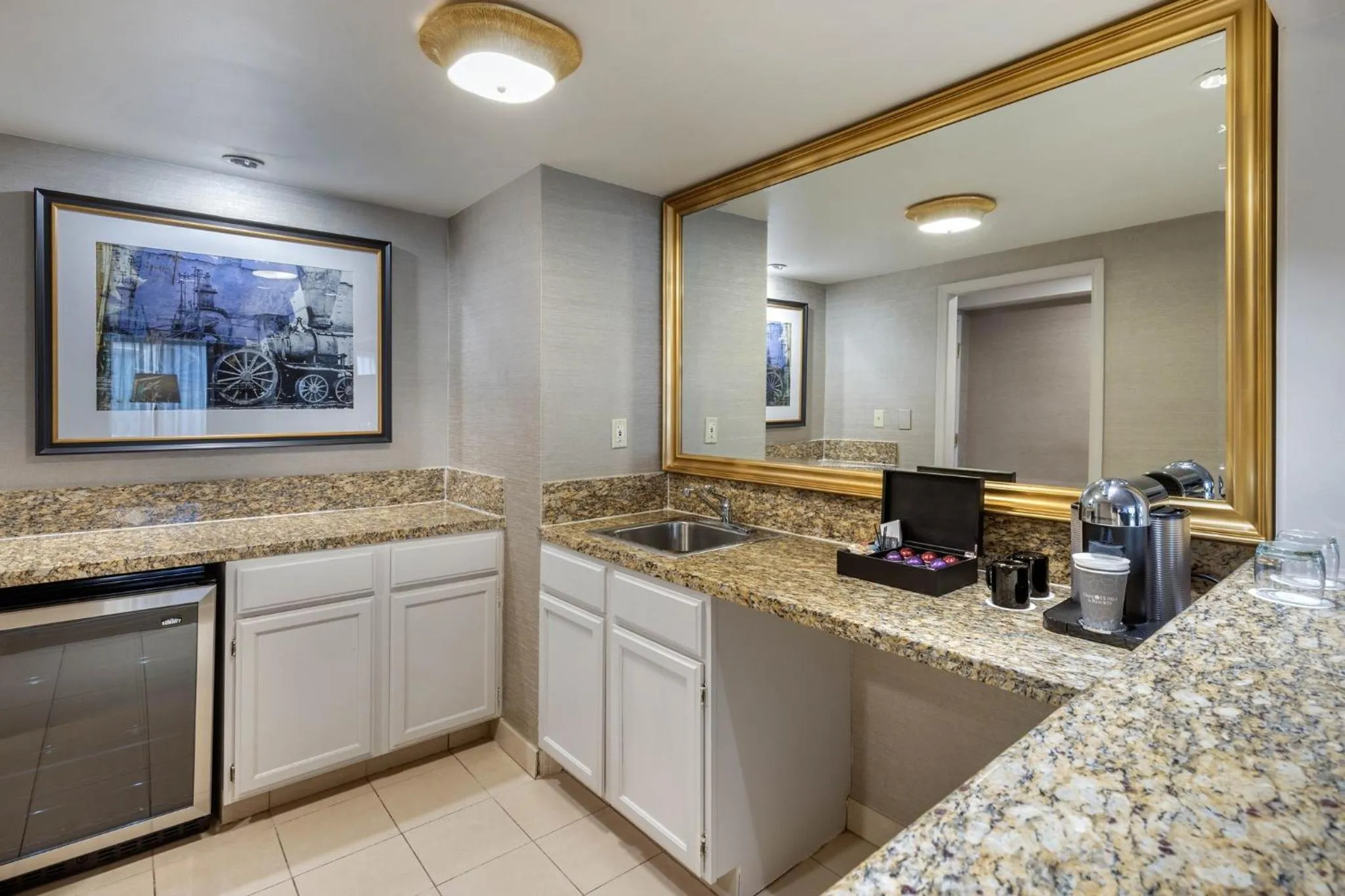 Photo of the whole room in Omni Richmond Hotel