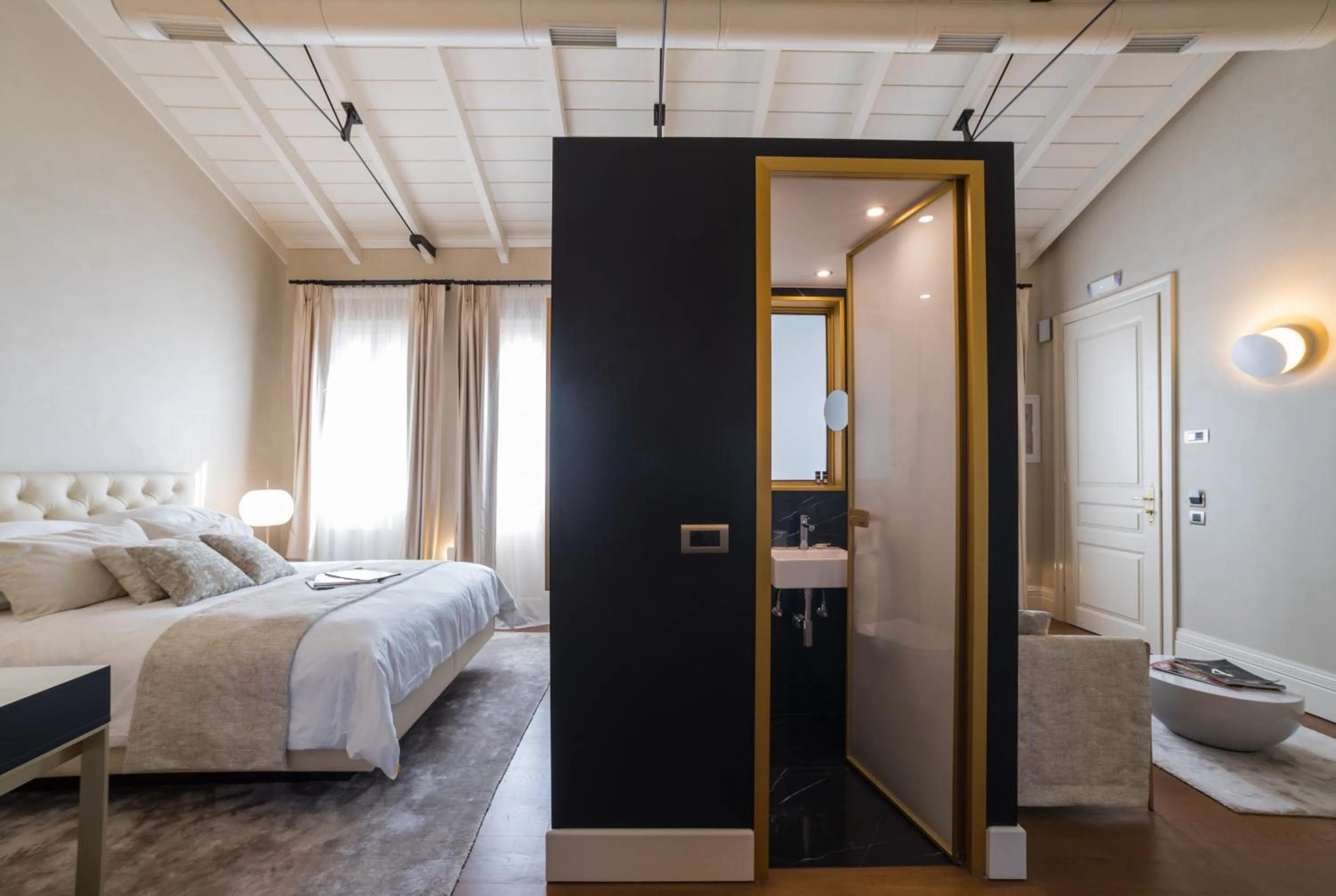 Shower, Bed in Castellano Hotel & Suites