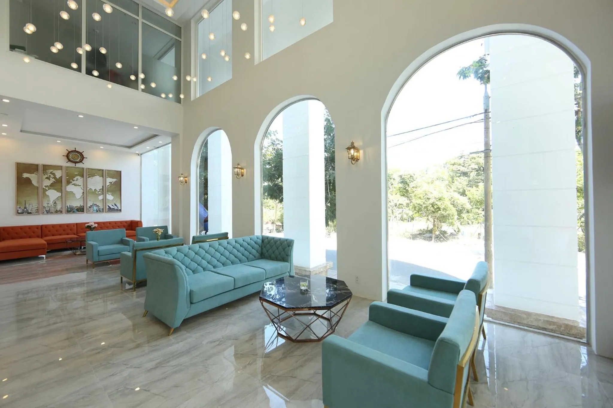 Communal lounge/ TV room in RHM Luxury Hotel And Suite