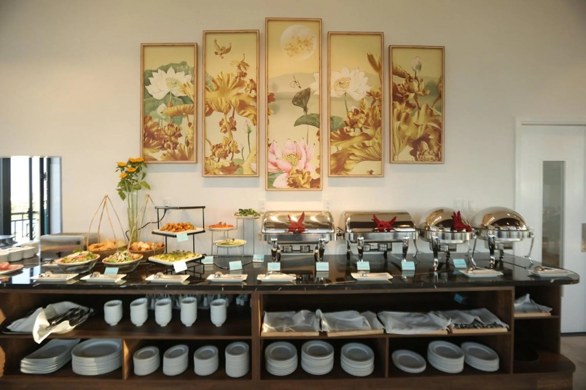 Restaurant/places to eat in RHM Luxury Hotel And Suite