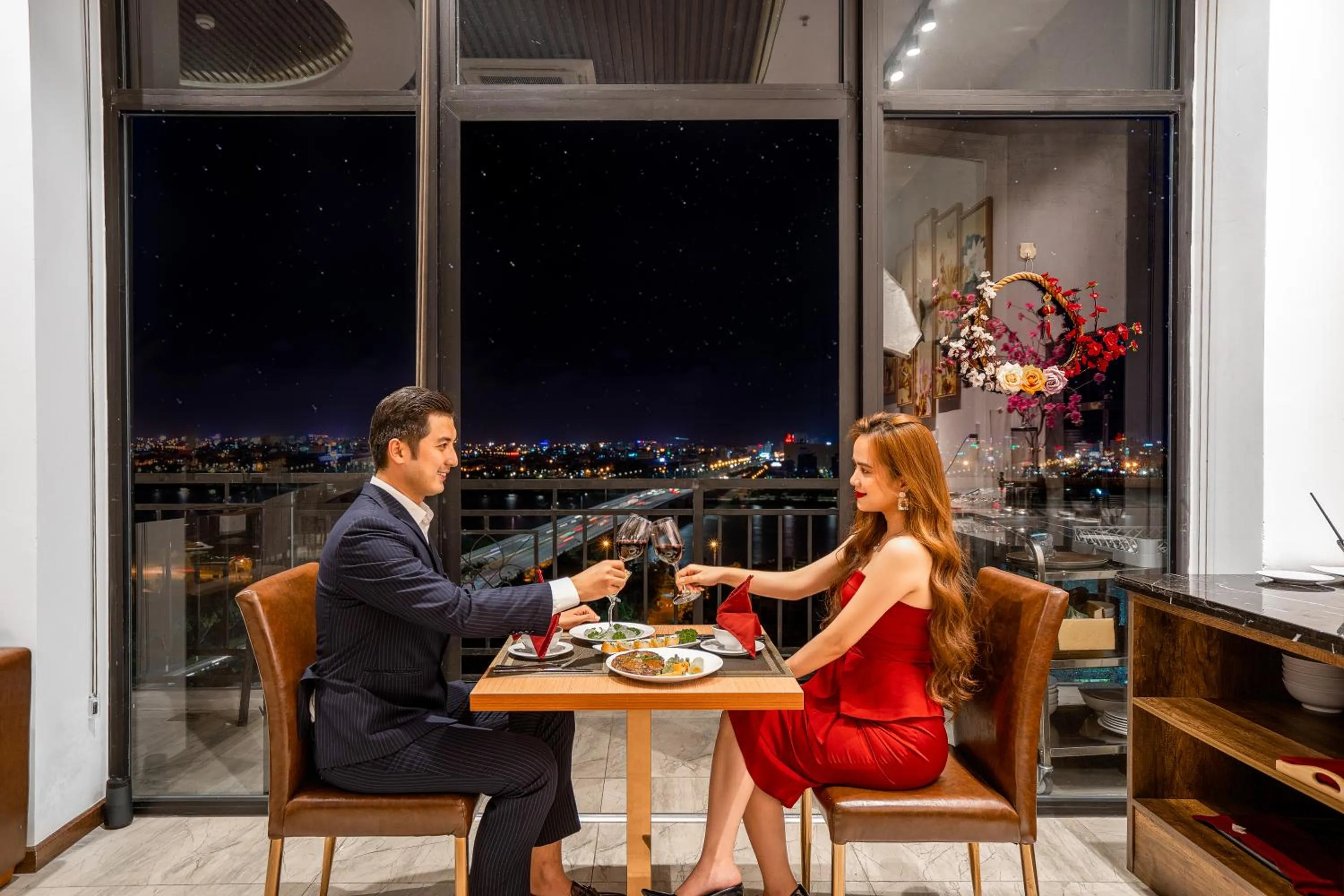 Restaurant/places to eat in RHM Luxury Hotel And Suite