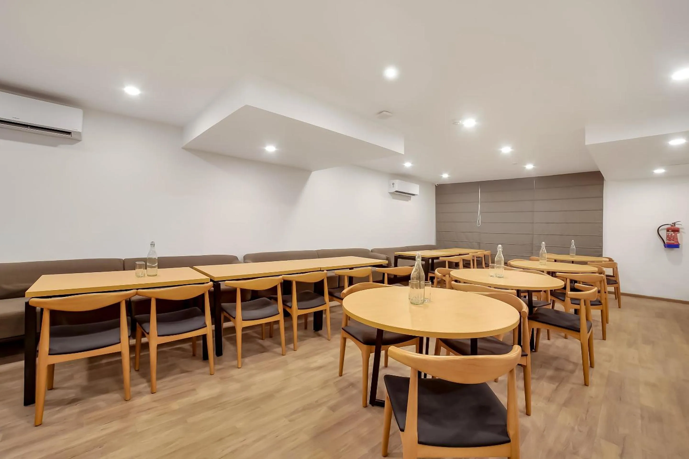 Restaurant/places to eat in Super Townhouse 158 Near Netaji Subhash Marg Near Appu Ghar