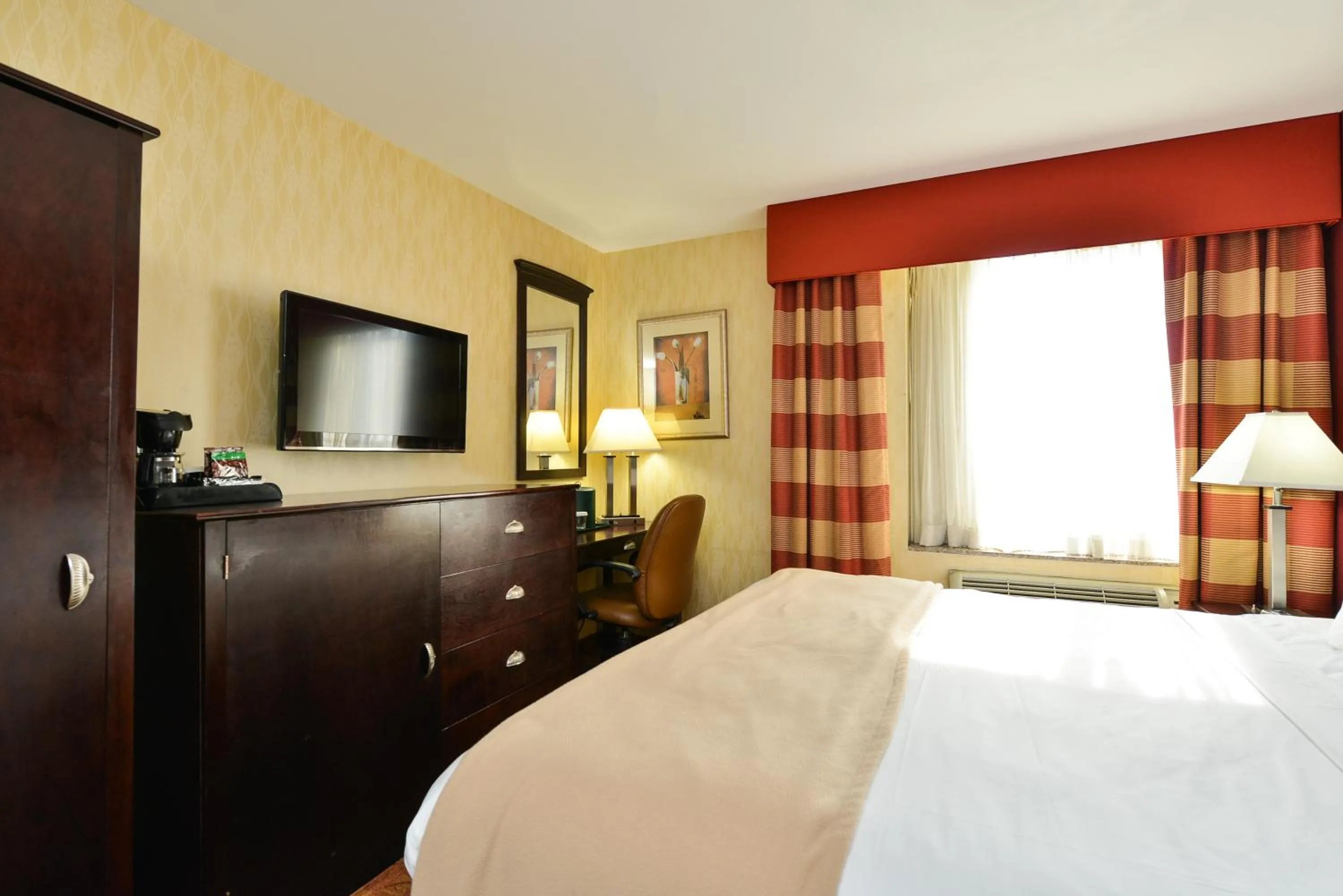 Bed, TV/Entertainment Center in Lex View Inn at JFK Airport