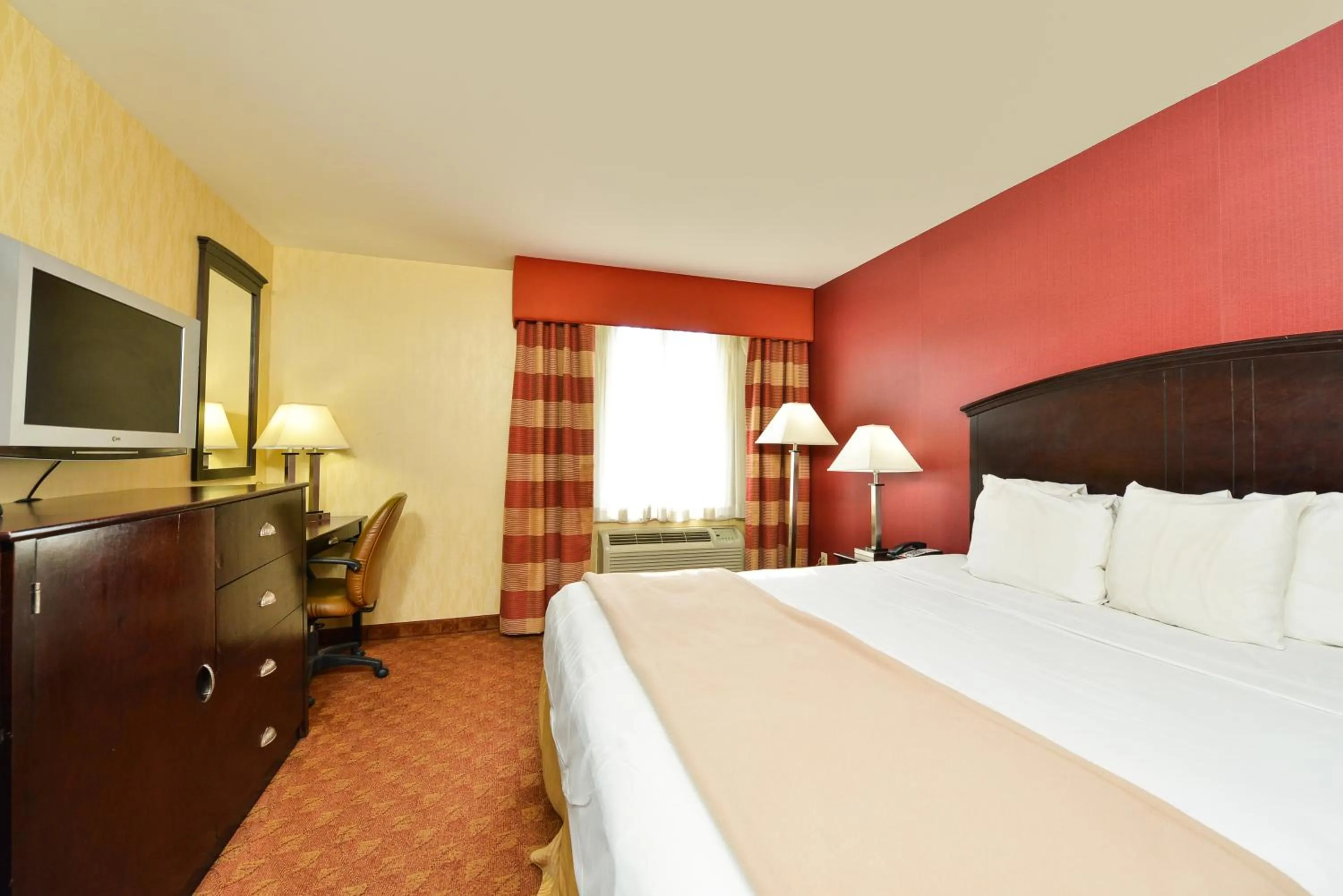 Bed, TV/Entertainment Center in Lex View Inn at JFK Airport