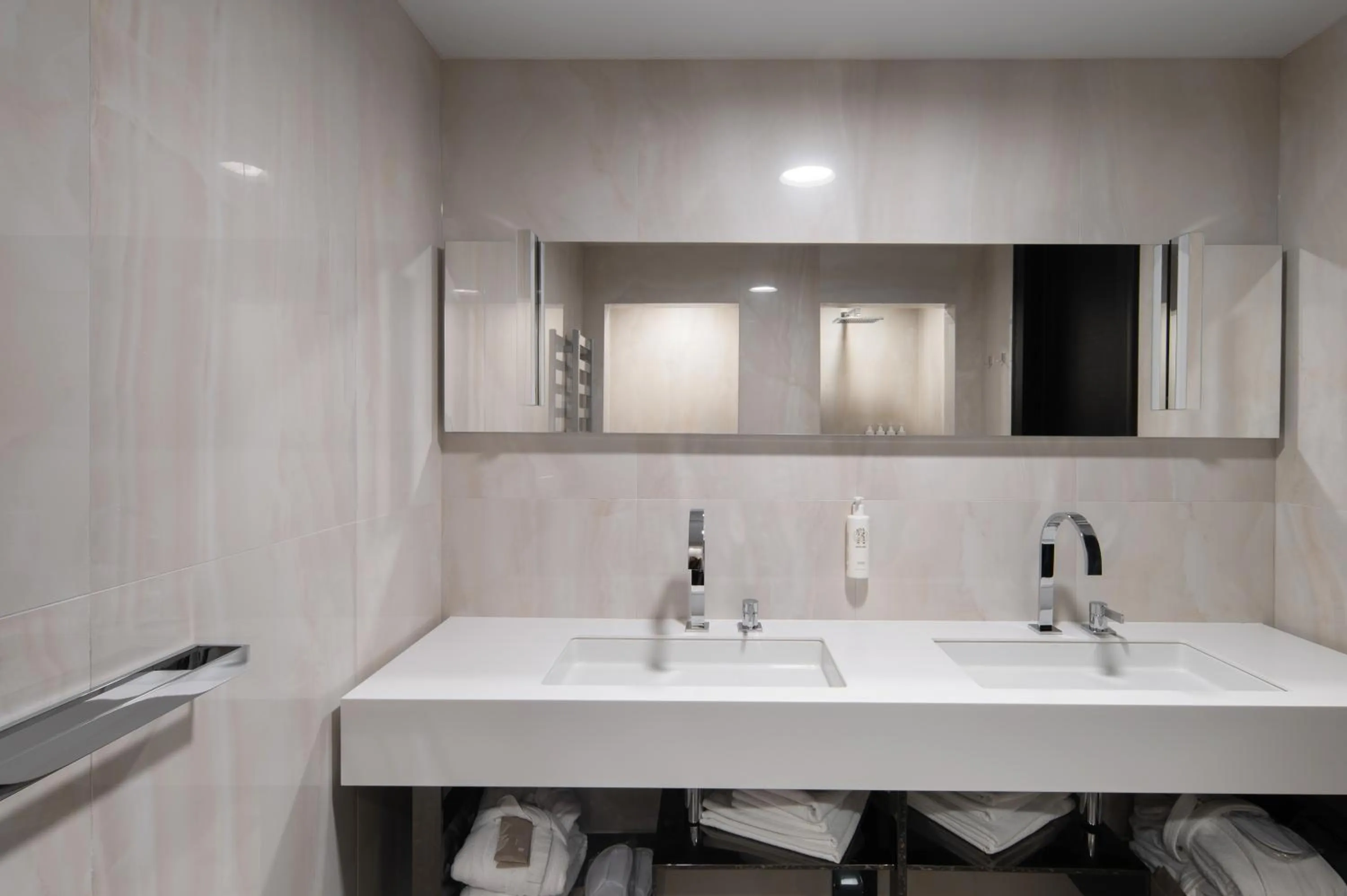 Photo of the whole room in Amsterdam Plaza Hotel & SPA