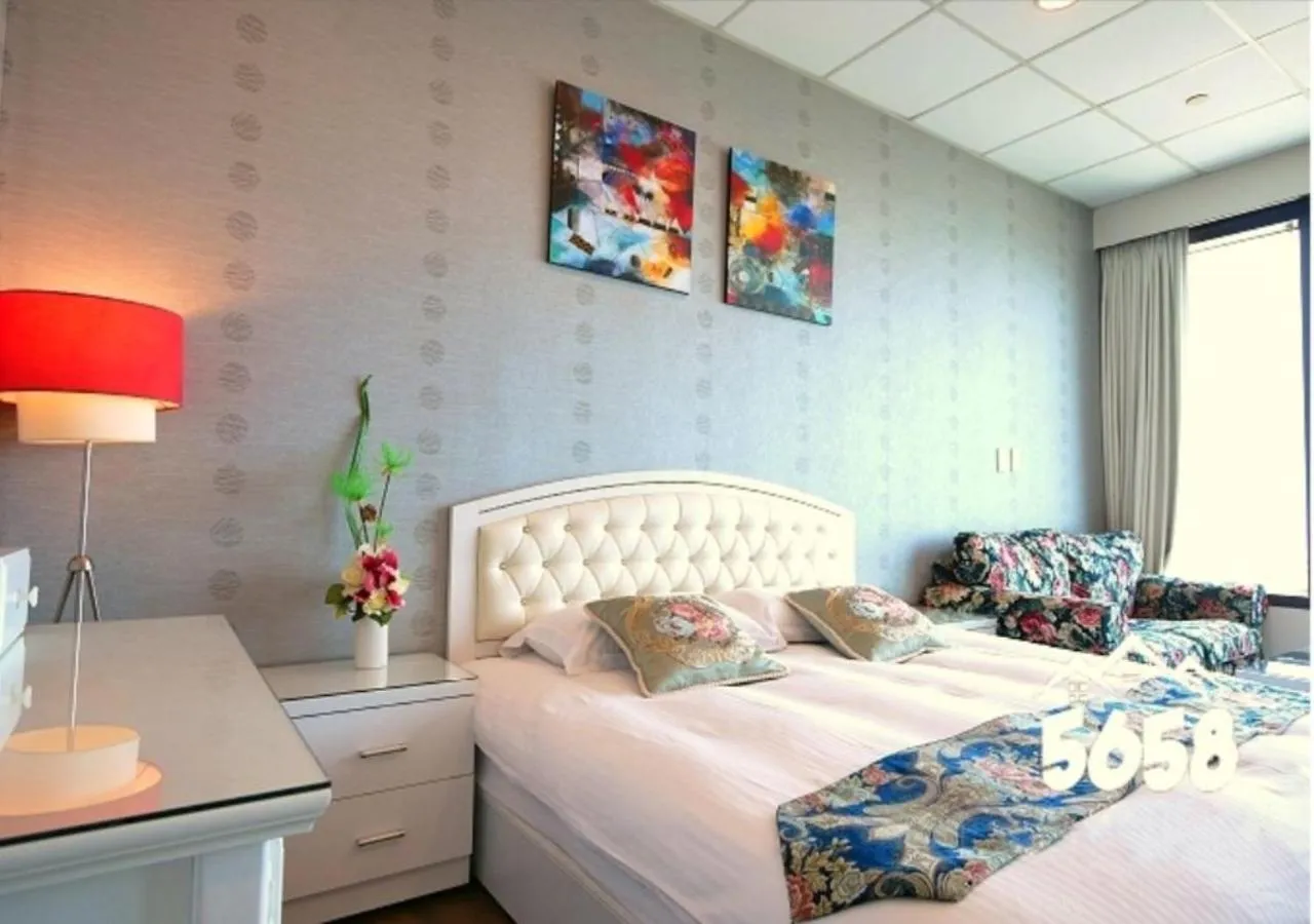 Living room, Bed in 85 Cape Inn