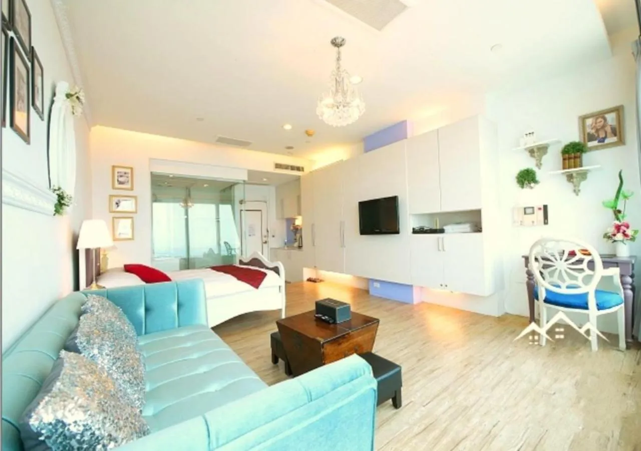 Living room, Bed in 85 Cape Inn