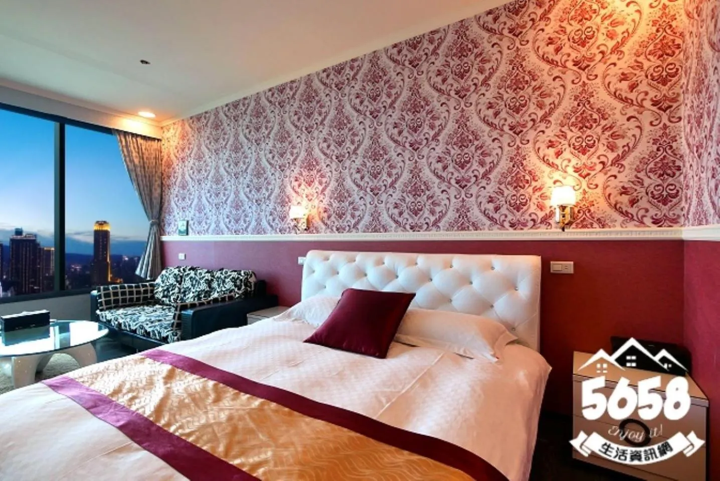 Living room, Bed in 85 Cape Inn