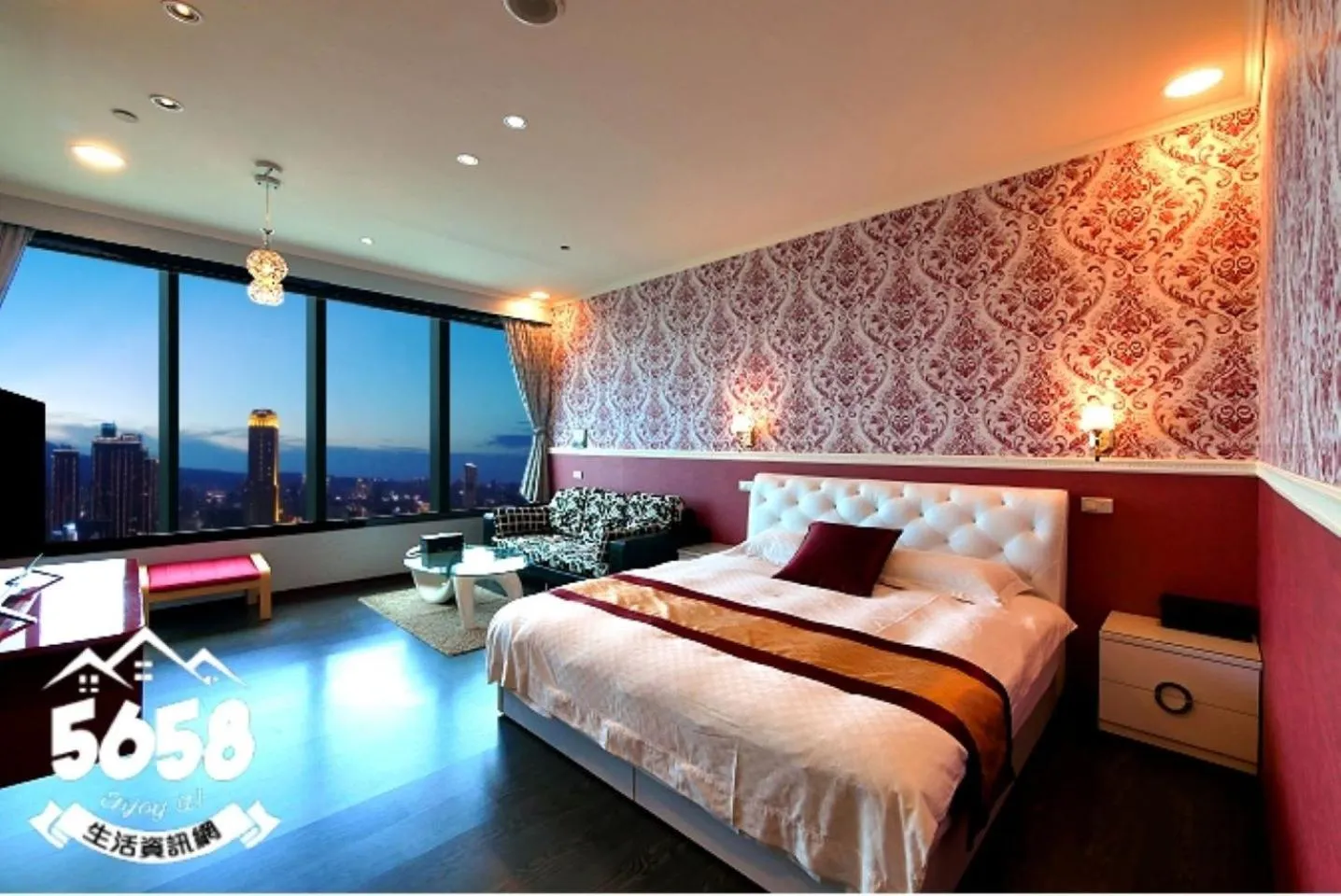 Living room, Bed in 85 Cape Inn