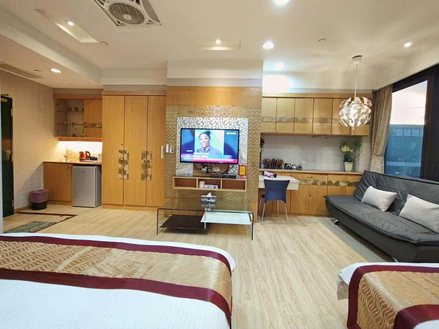 Photo of the whole room, Bed in 85 Cape Inn