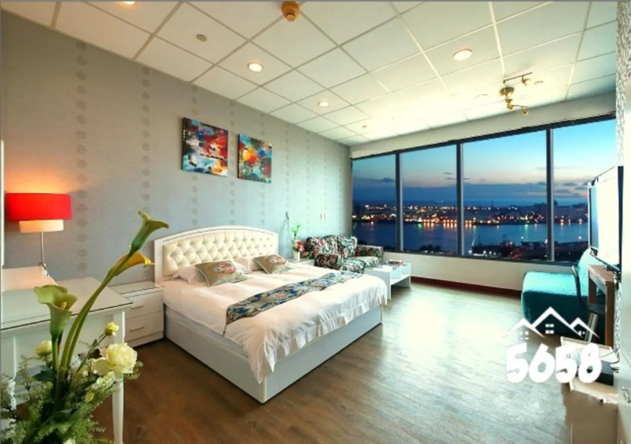 Living room, Bed in 85 Cape Inn