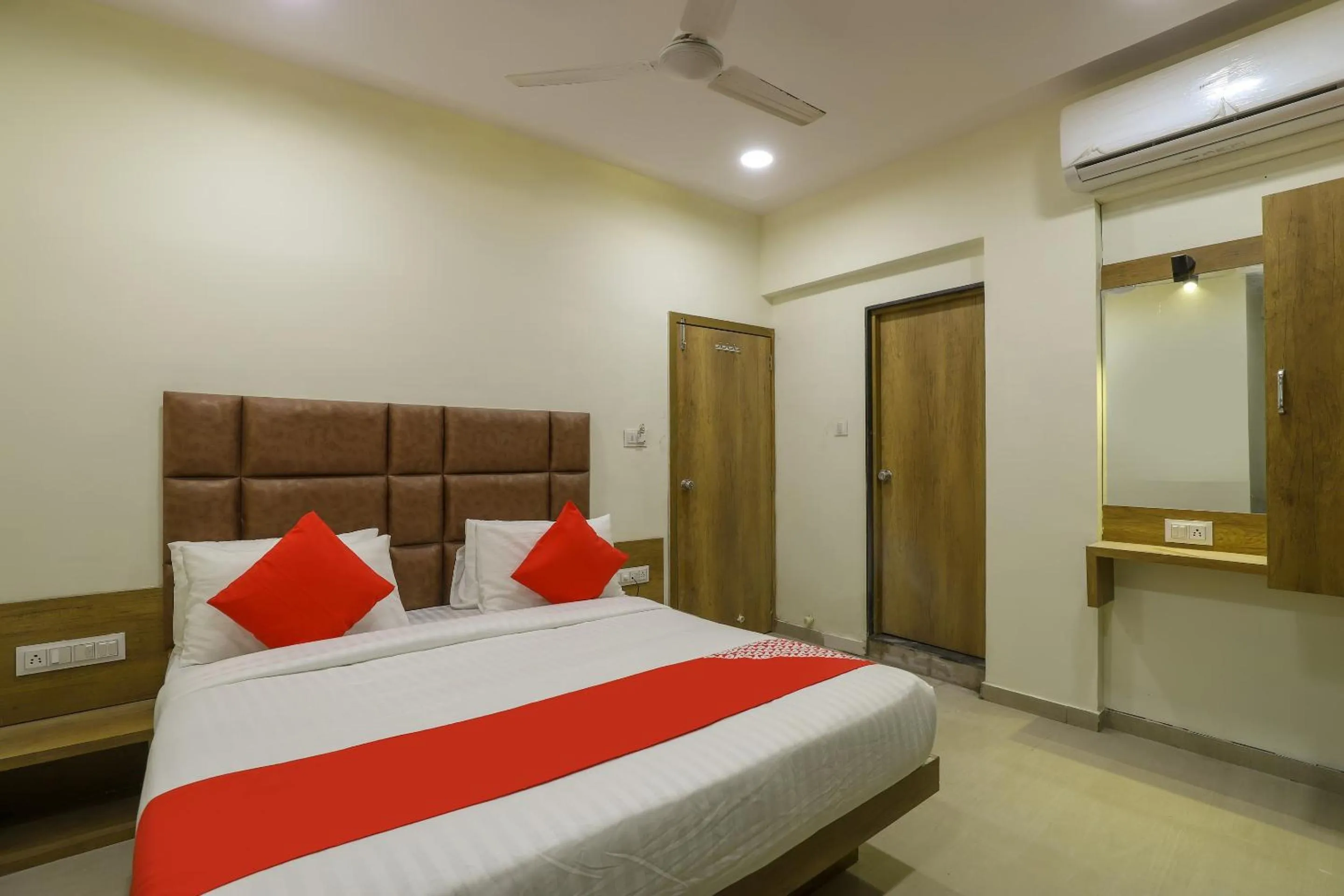 Bedroom, Bed in Hotel O Shubham Inn