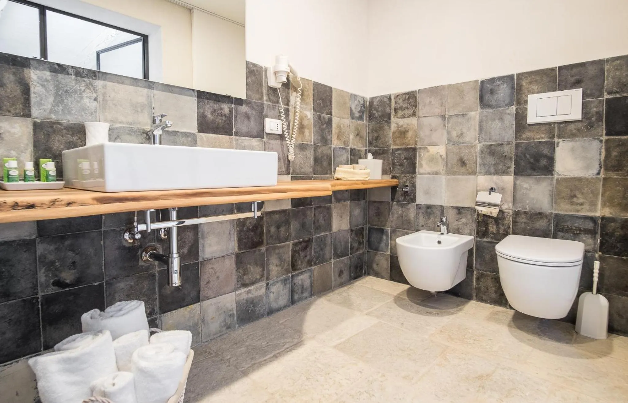 Toilet in Baglio Siciliamo Country House