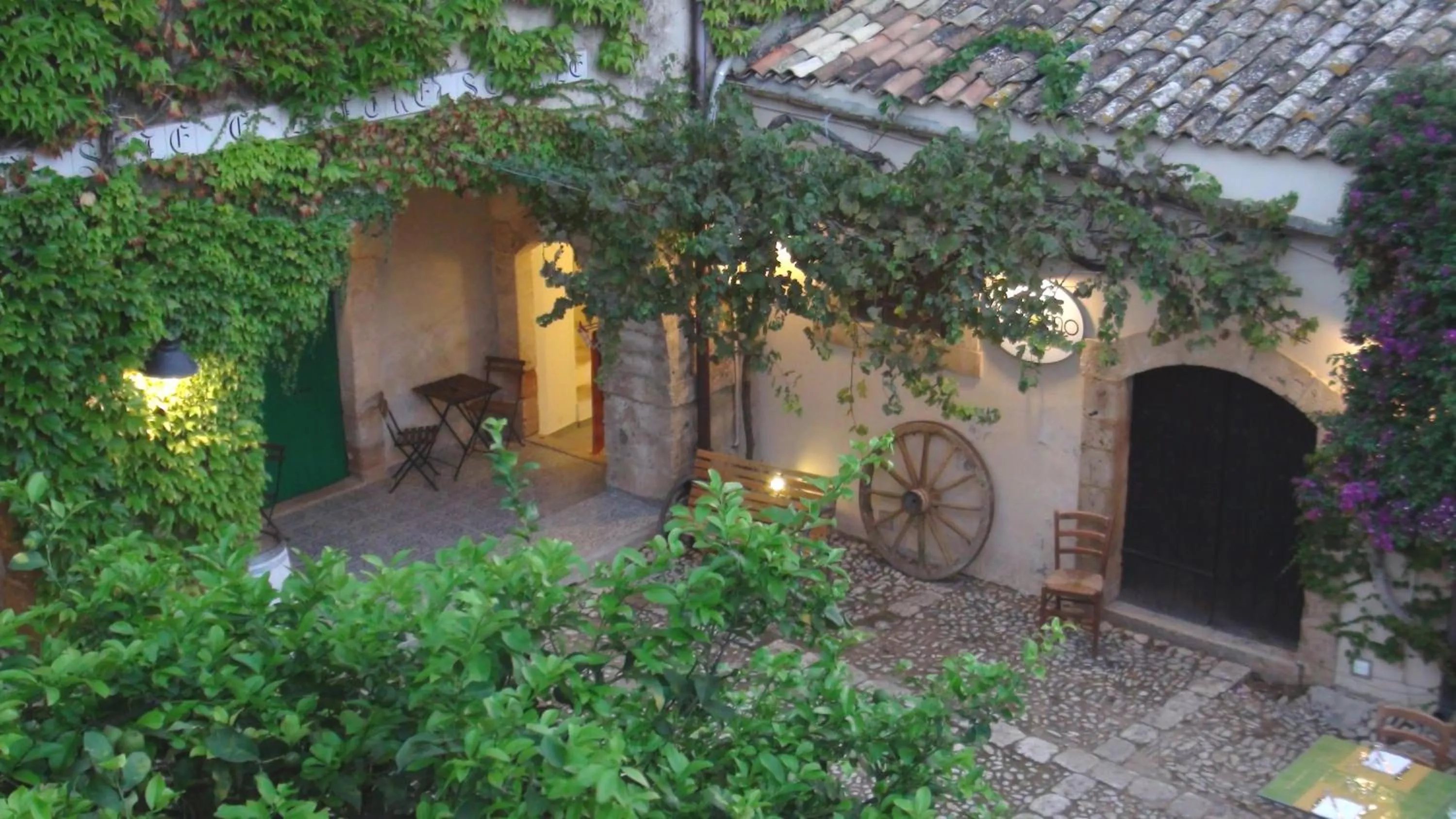 Patio in Baglio Siciliamo Country House