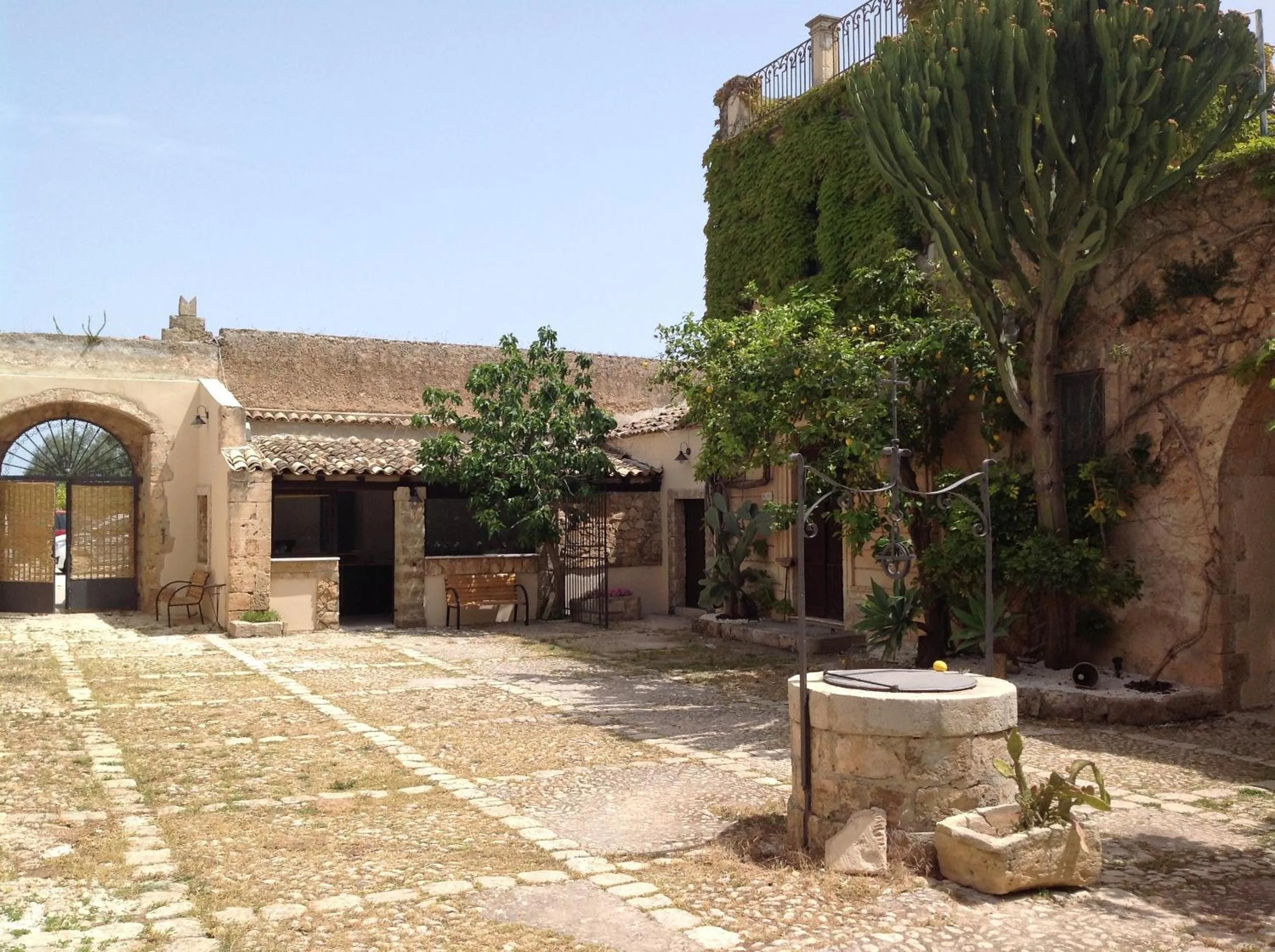 Facade/entrance in Baglio Siciliamo Country House