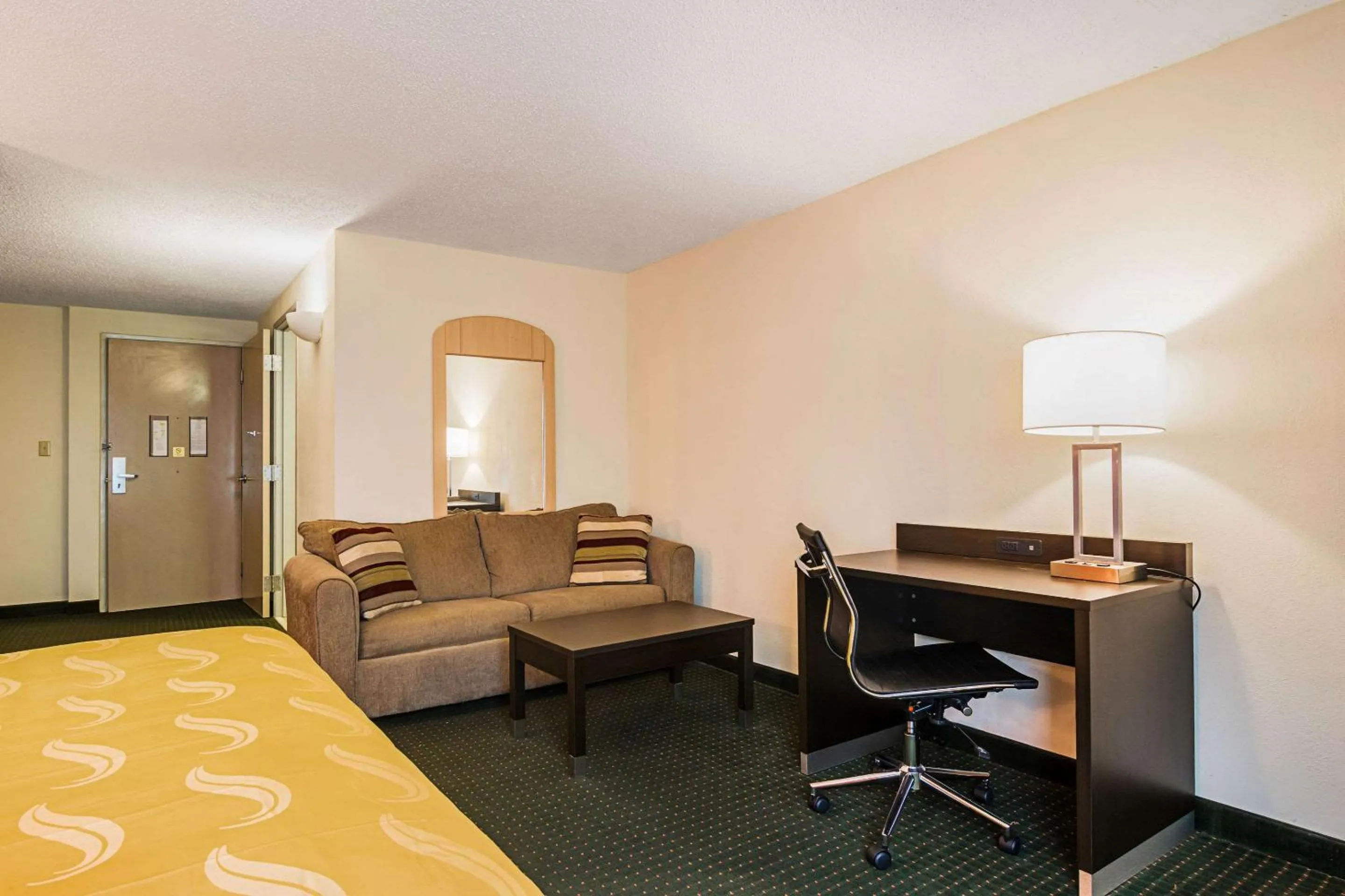 Photo of the whole room in Quality Suites Atlanta Airport East
