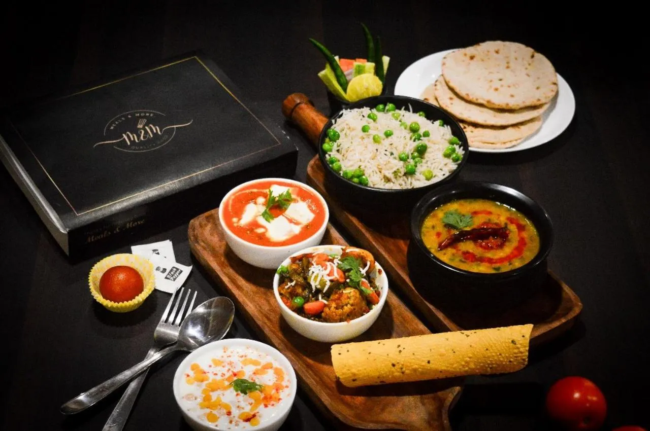 Restaurant/places to eat in Hotel Prabhat