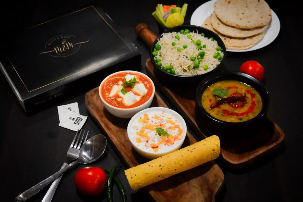 Restaurant/places to eat in Hotel Prabhat