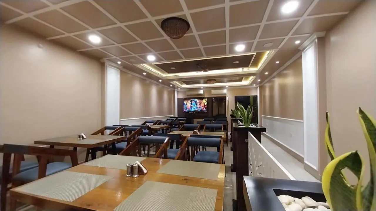 Restaurant/places to eat in Hotel Prabhat