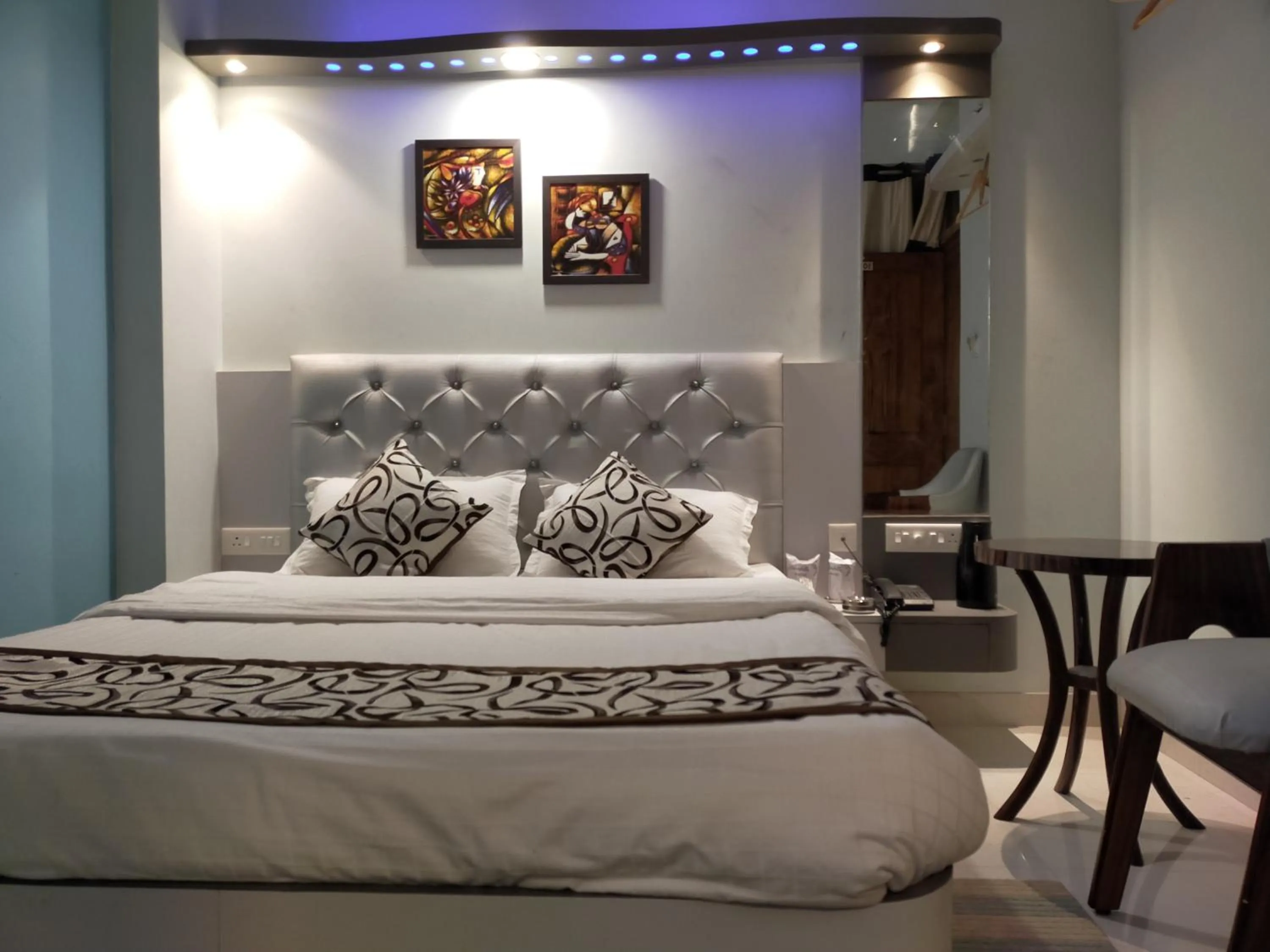 Bed in Hotel Prabhat