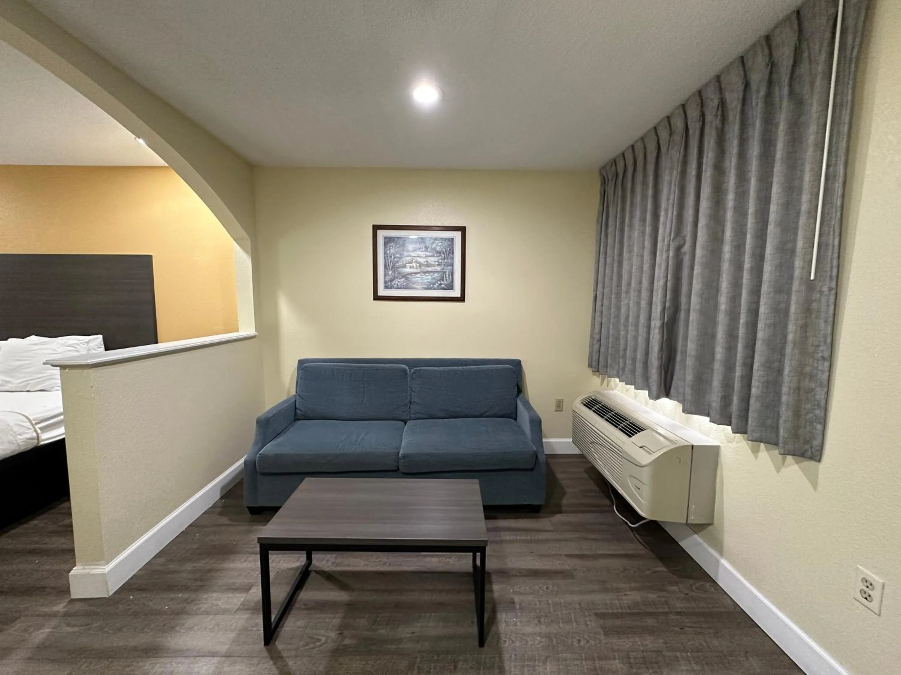 Bed in Rodeway Inn & Suites Hwy 290 NW