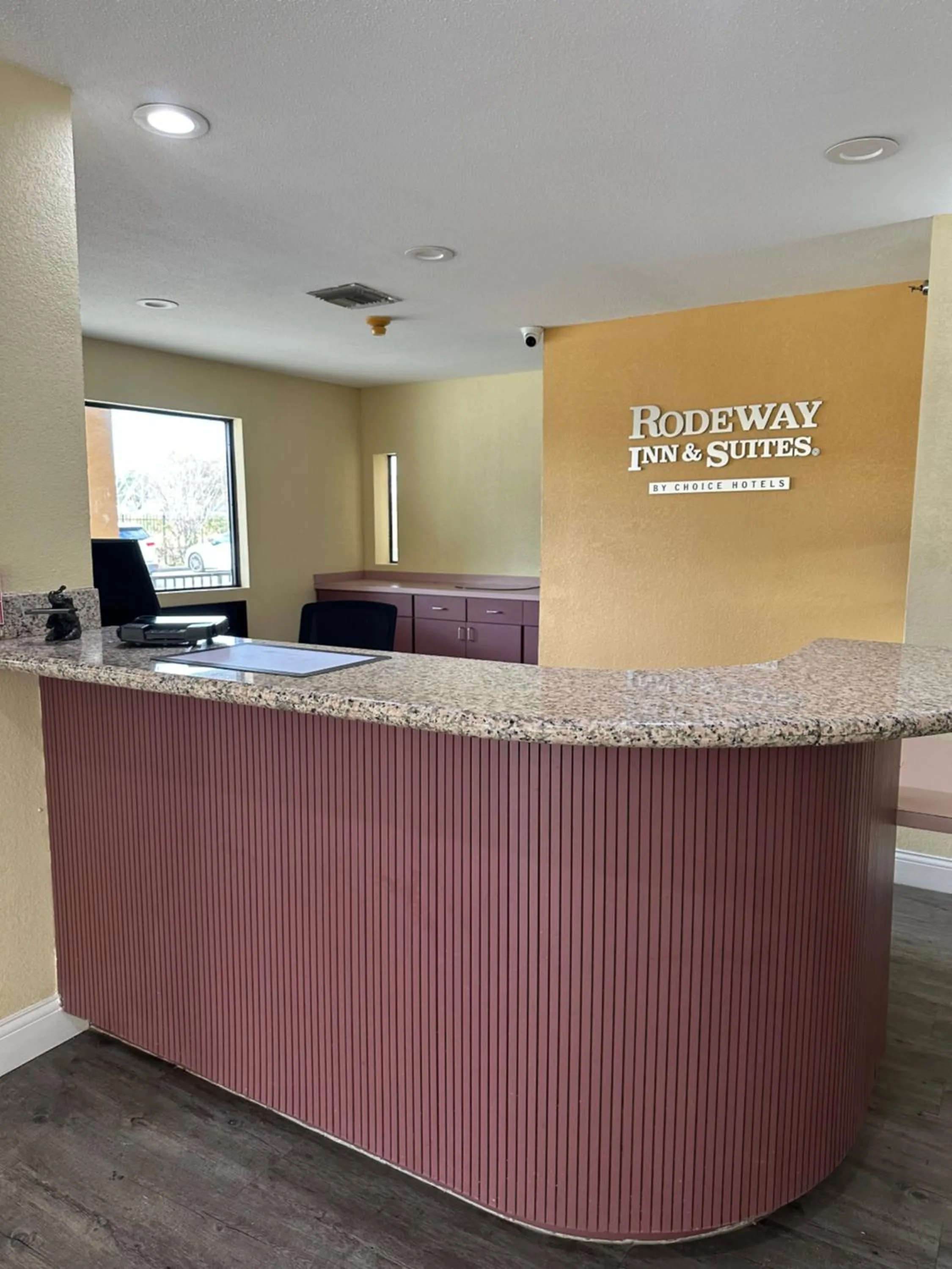 Rodeway Inn & Suites Hwy 290 NW
