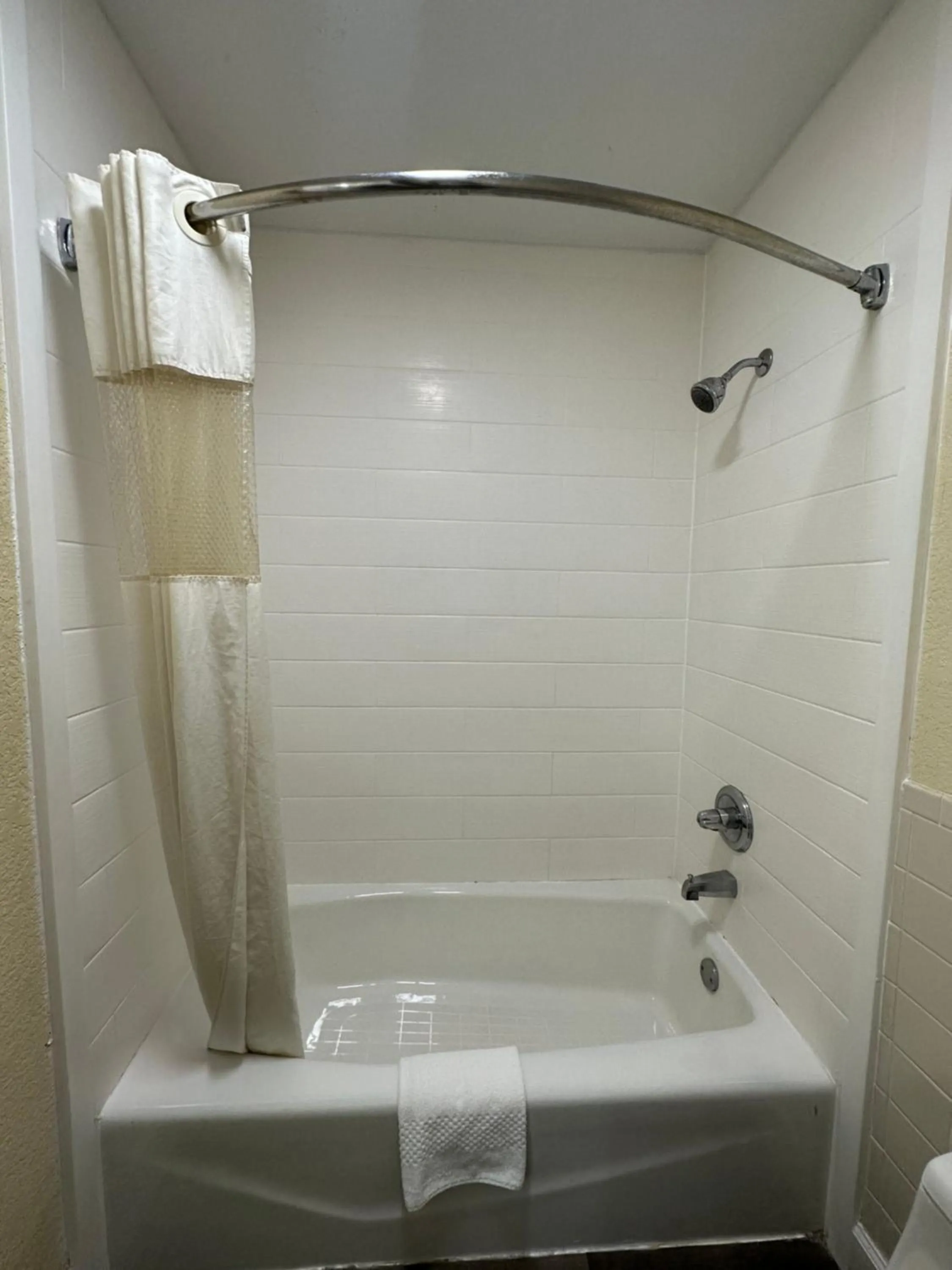 Rodeway Inn & Suites Hwy 290 NW