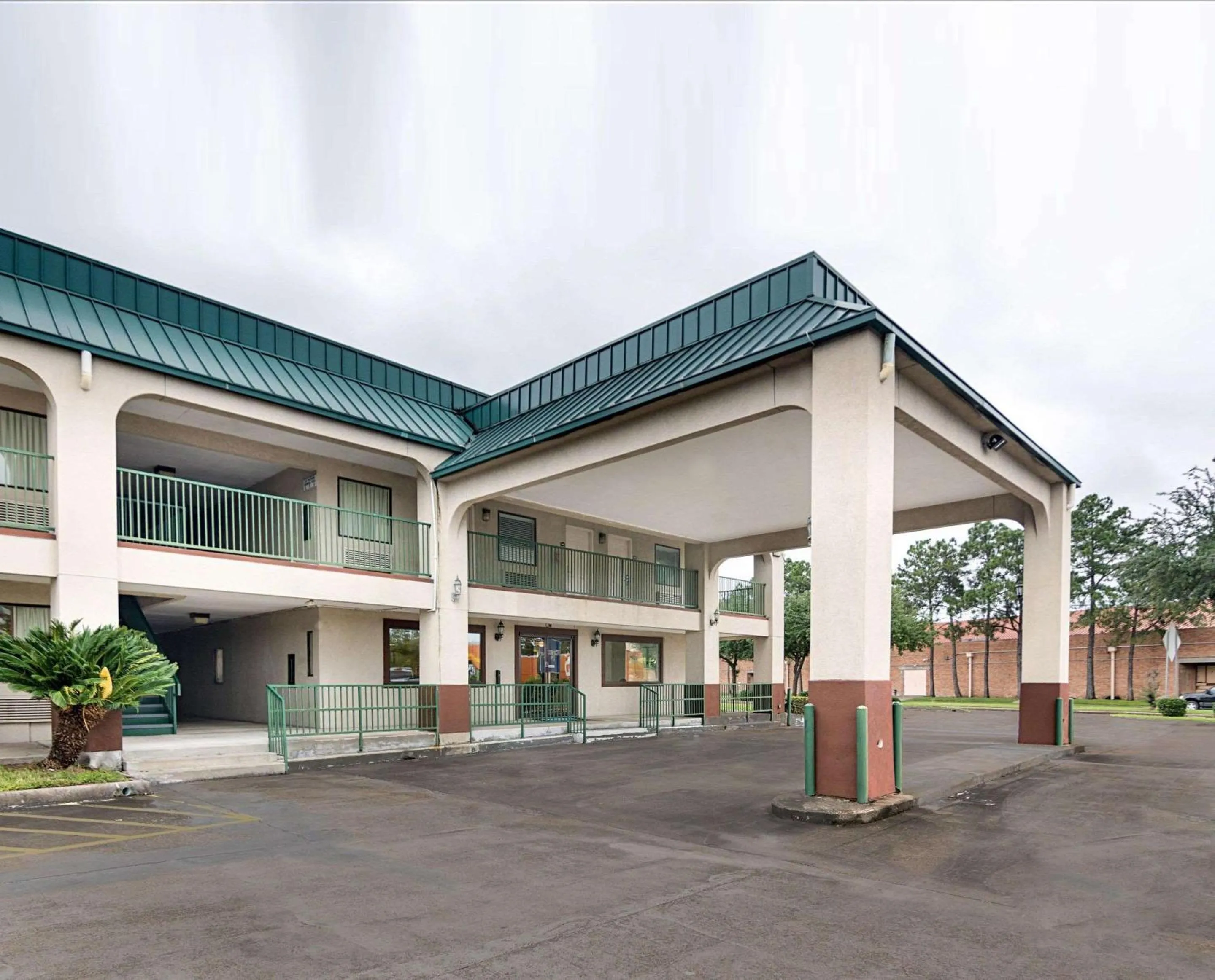 Property building in Rodeway Inn & Suites Hwy 290 NW