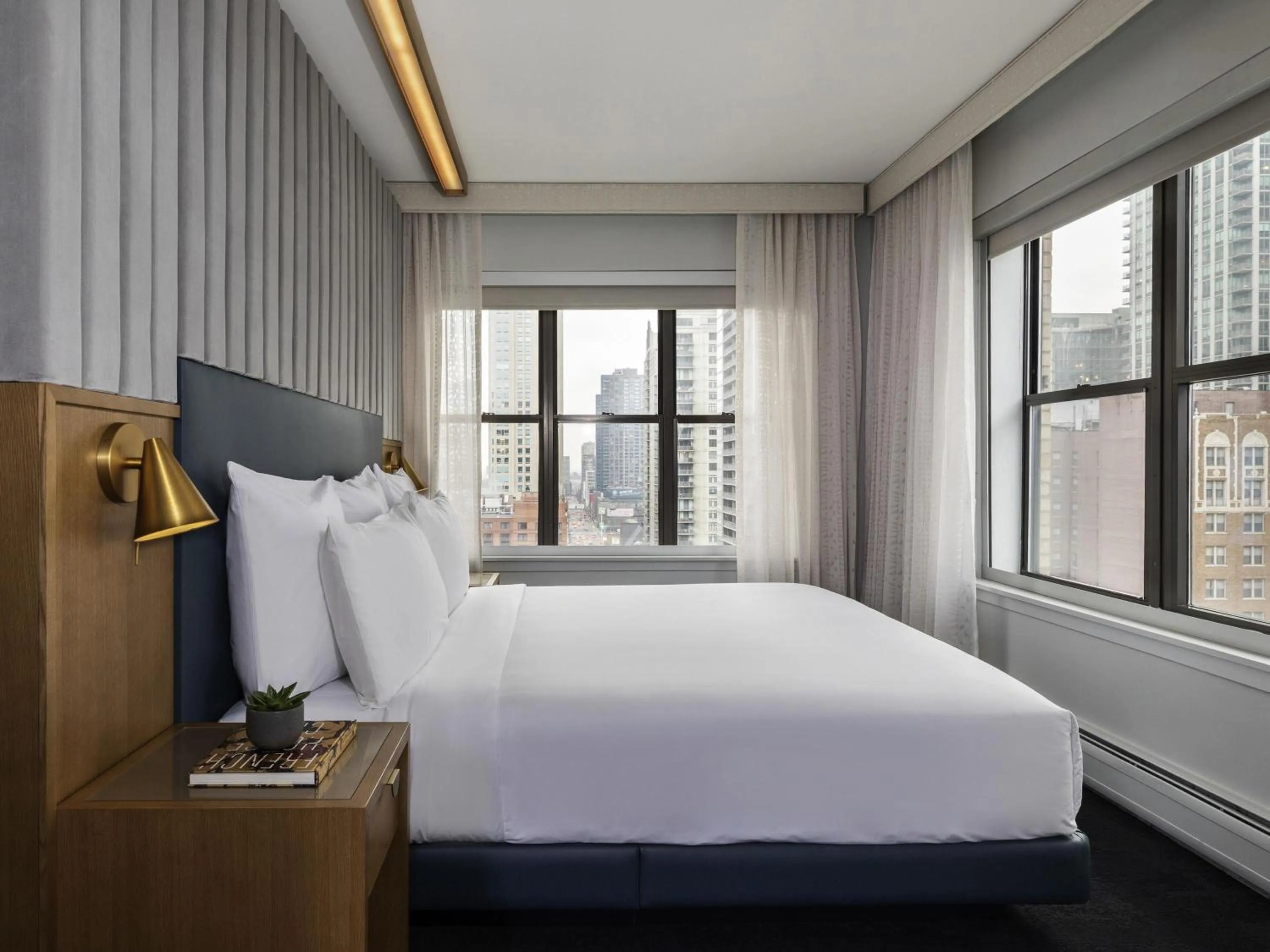 Photo of the whole room, Bed in 21c Museum Hotel Chicago