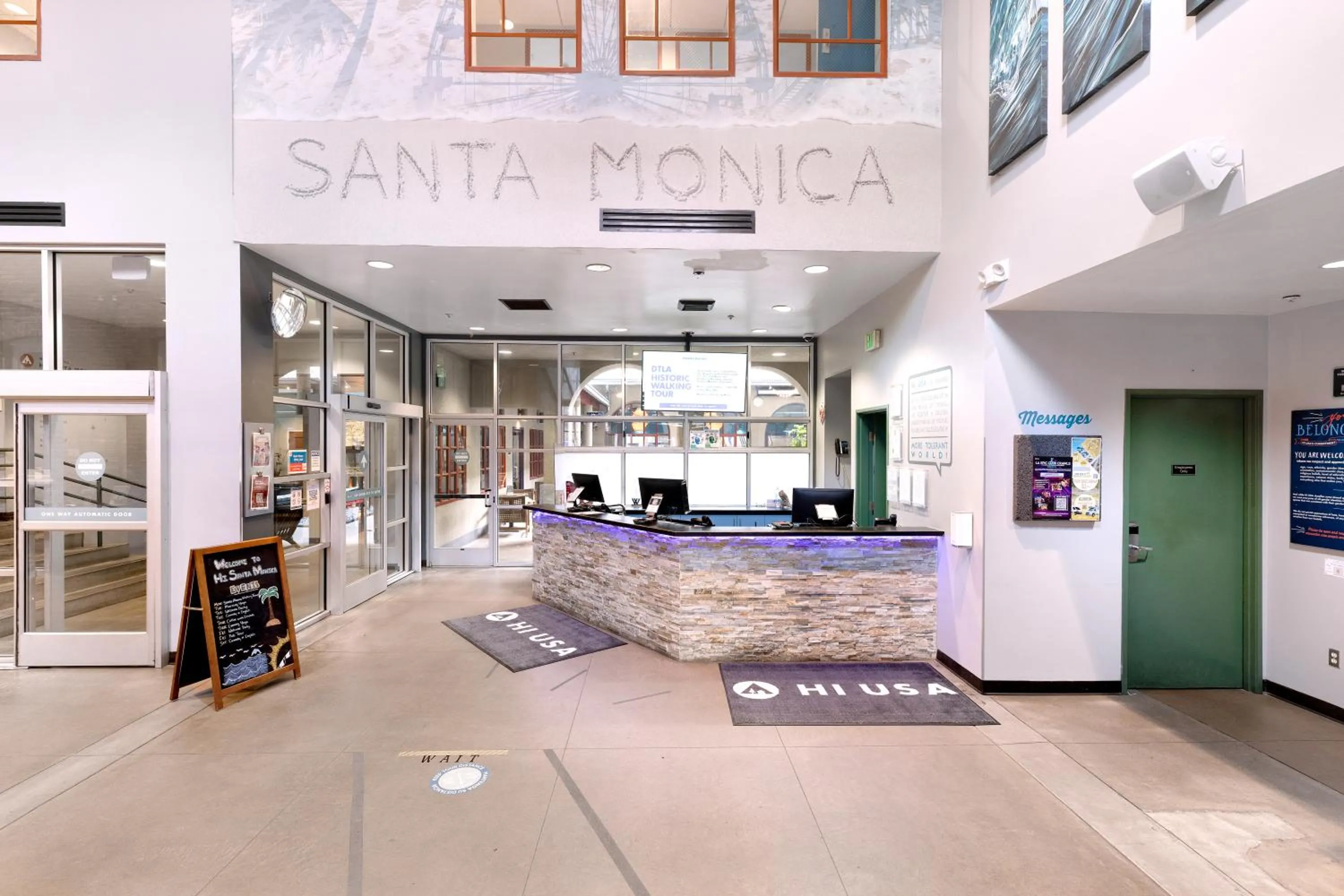 Lobby or reception in HI Los Angeles Santa Monica Hostel