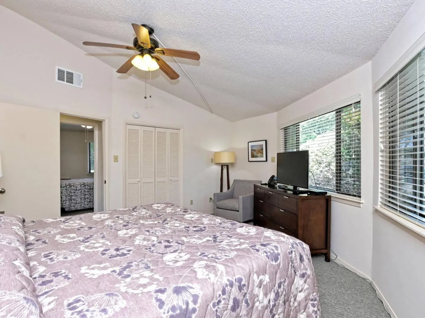 Bed in Lakefront Bungalow - Community PoolHot Tub #10