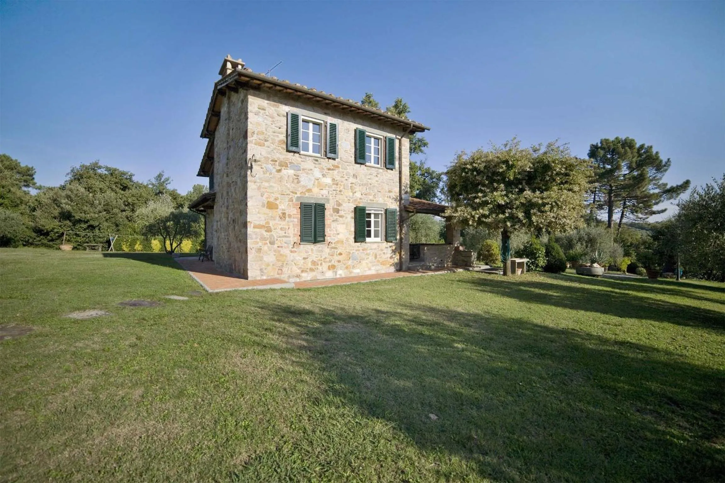 Property building in Broccolo by Salogi Villas
