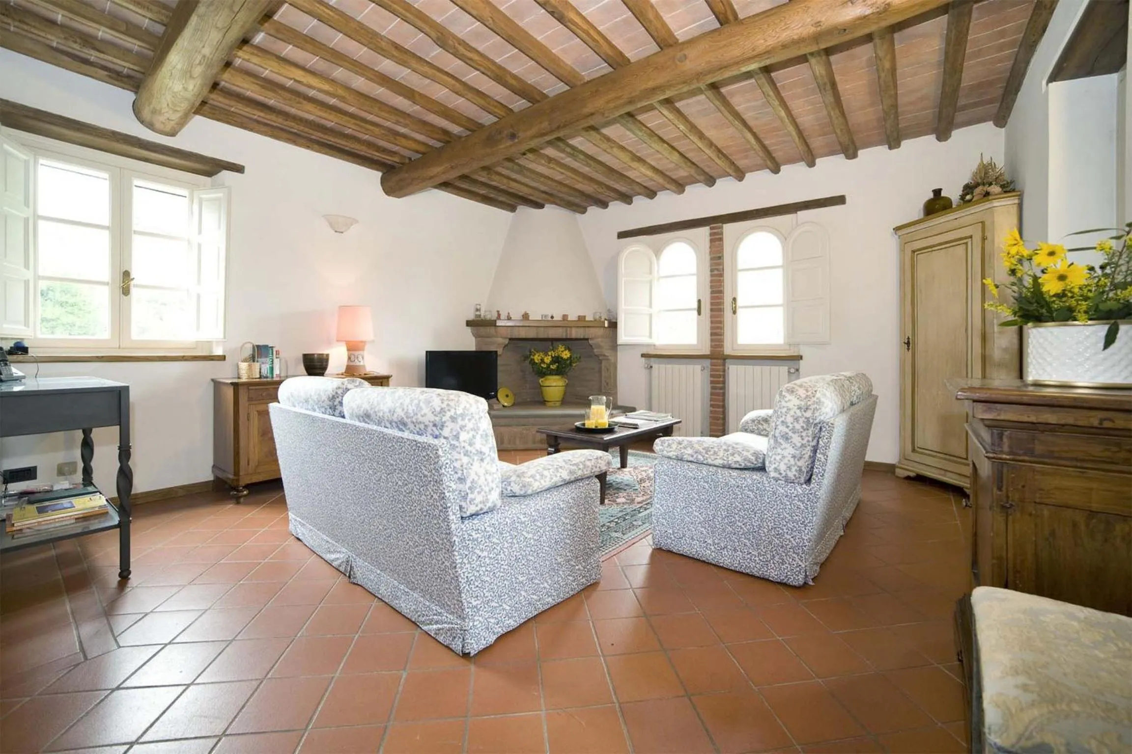 Living room in Broccolo by Salogi Villas