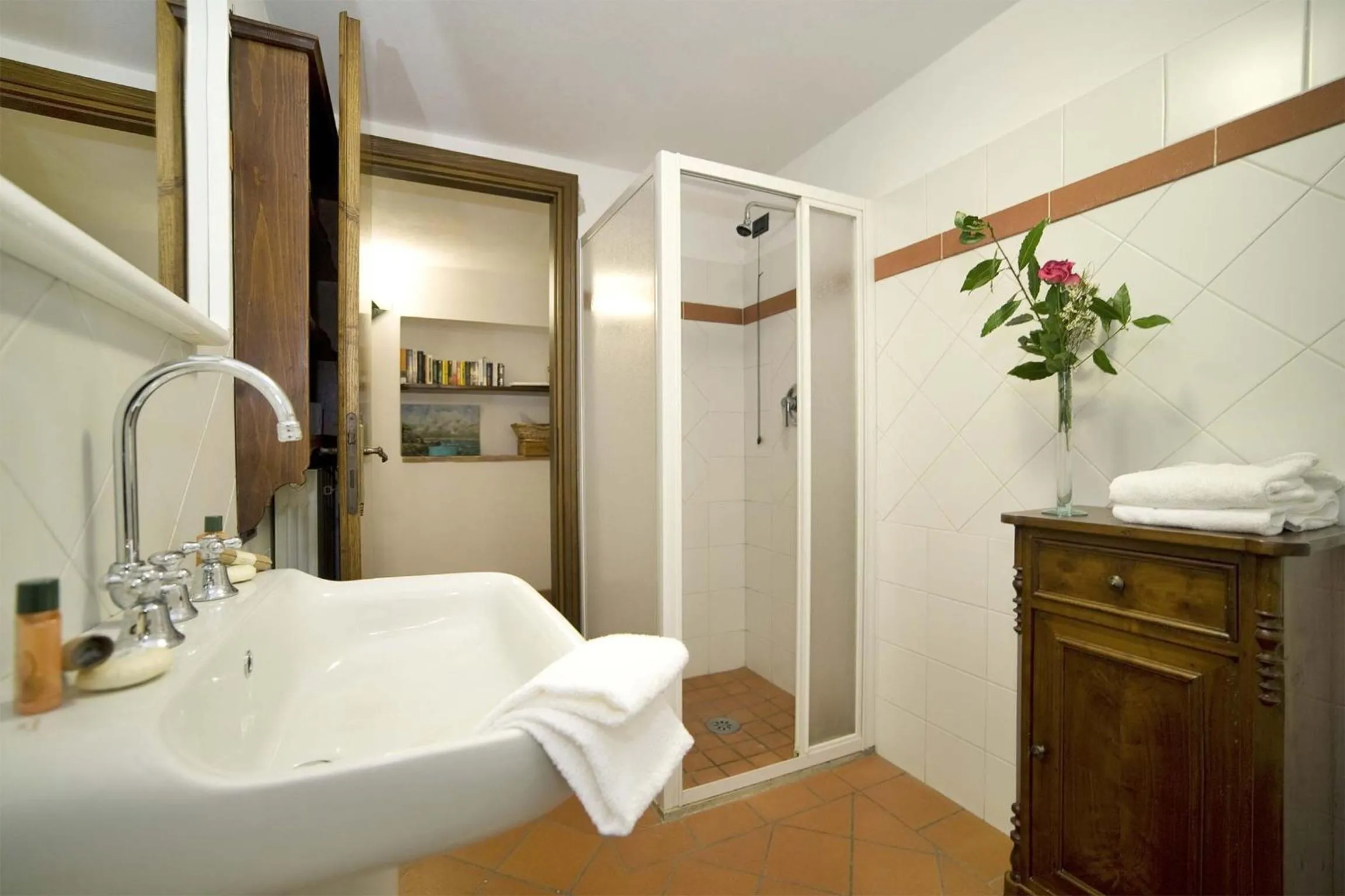 Bathroom in Broccolo by Salogi Villas