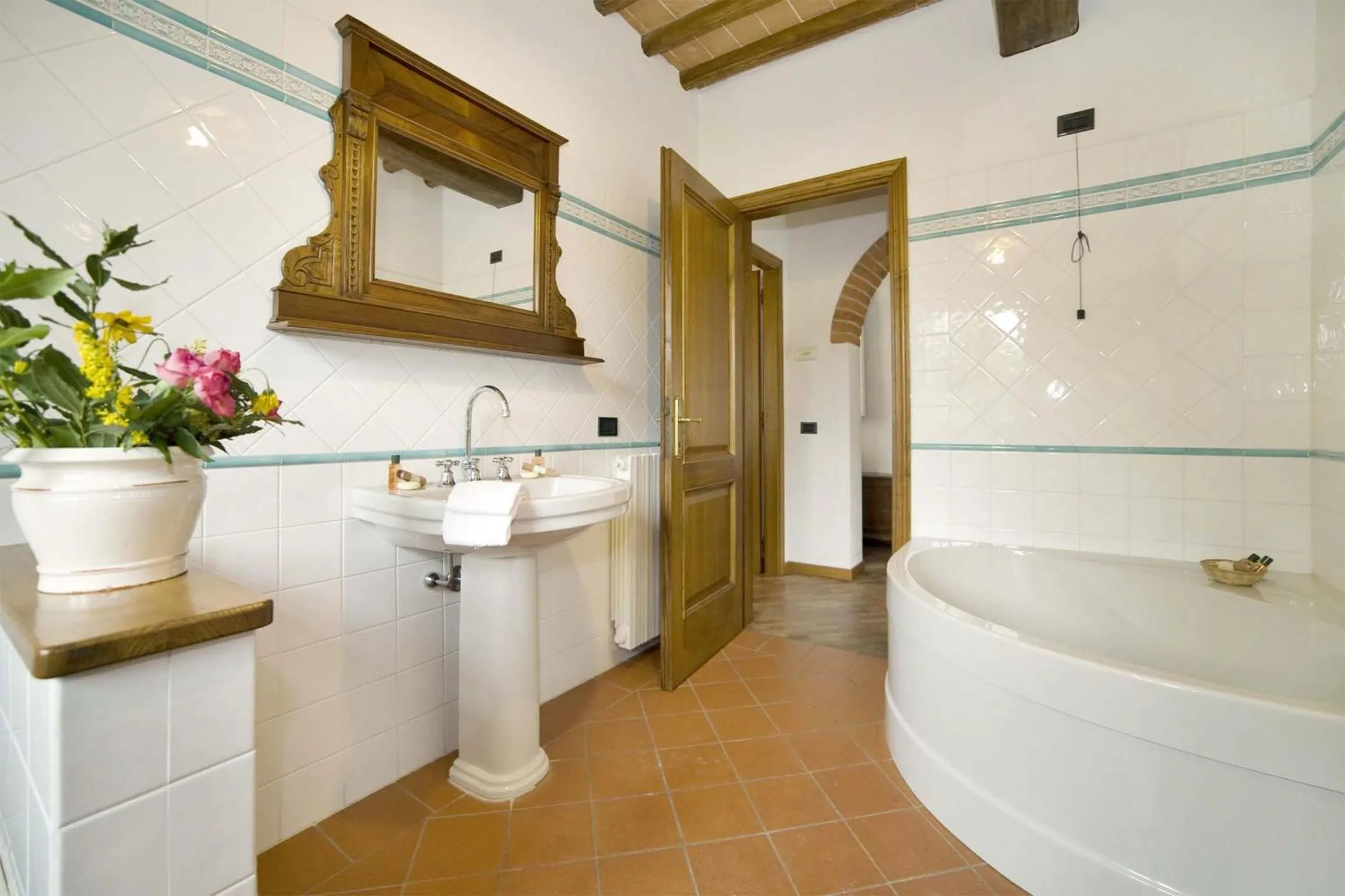 Bathroom in Broccolo by Salogi Villas