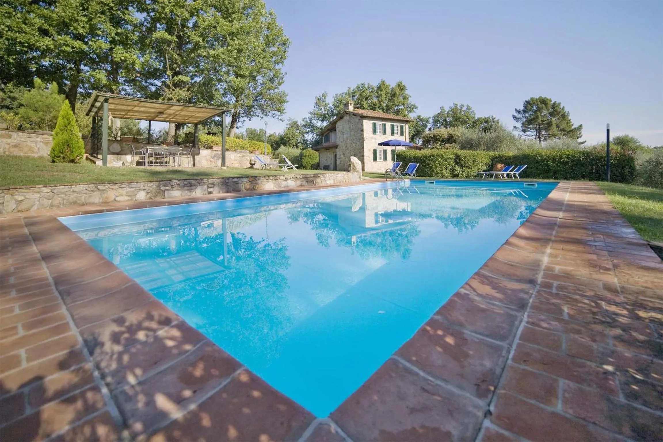 Swimming pool in Broccolo by Salogi Villas