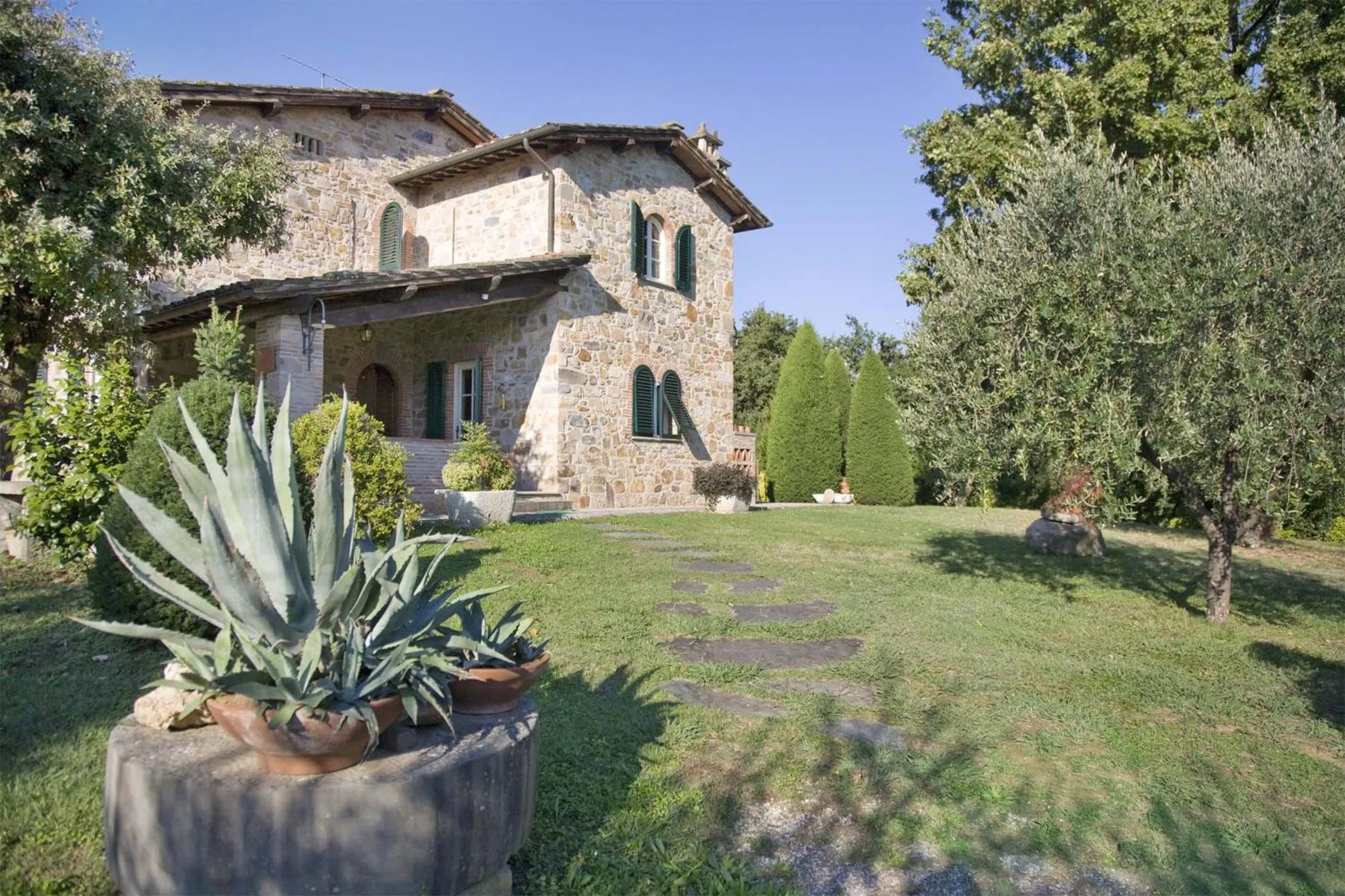 Property building in Broccolo by Salogi Villas