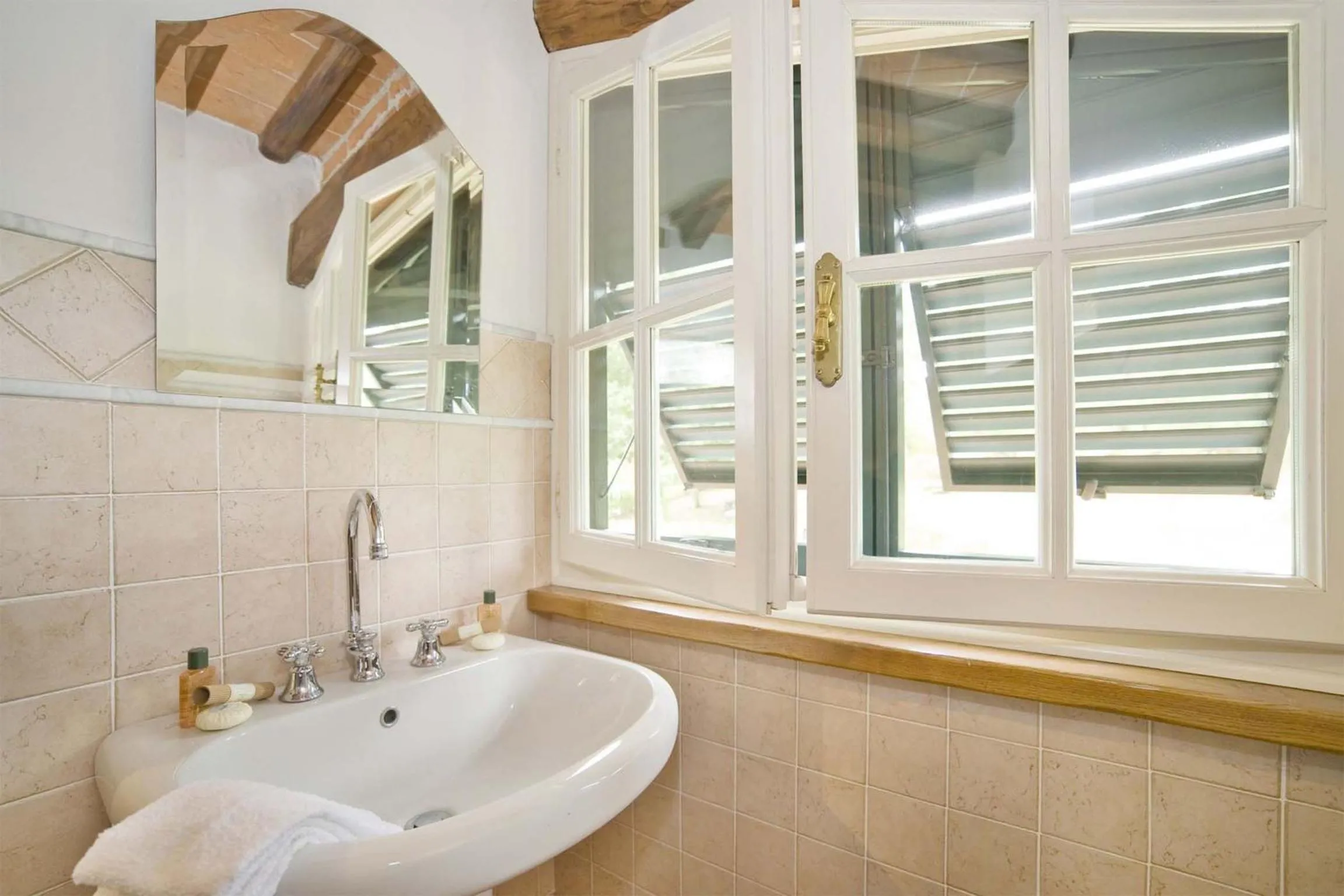 Bathroom in Broccolo by Salogi Villas