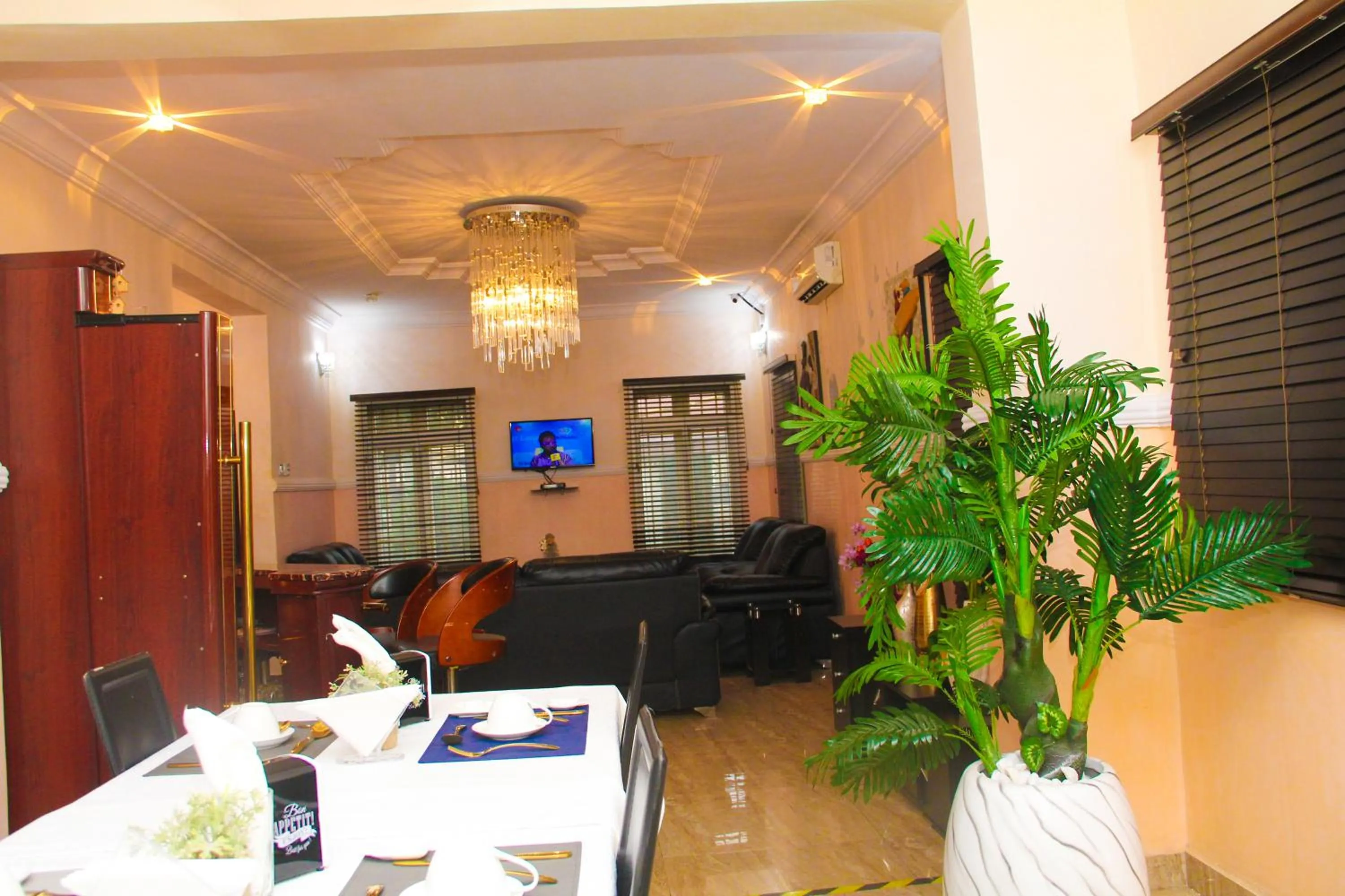 Restaurant/places to eat in J Gibson Hotel