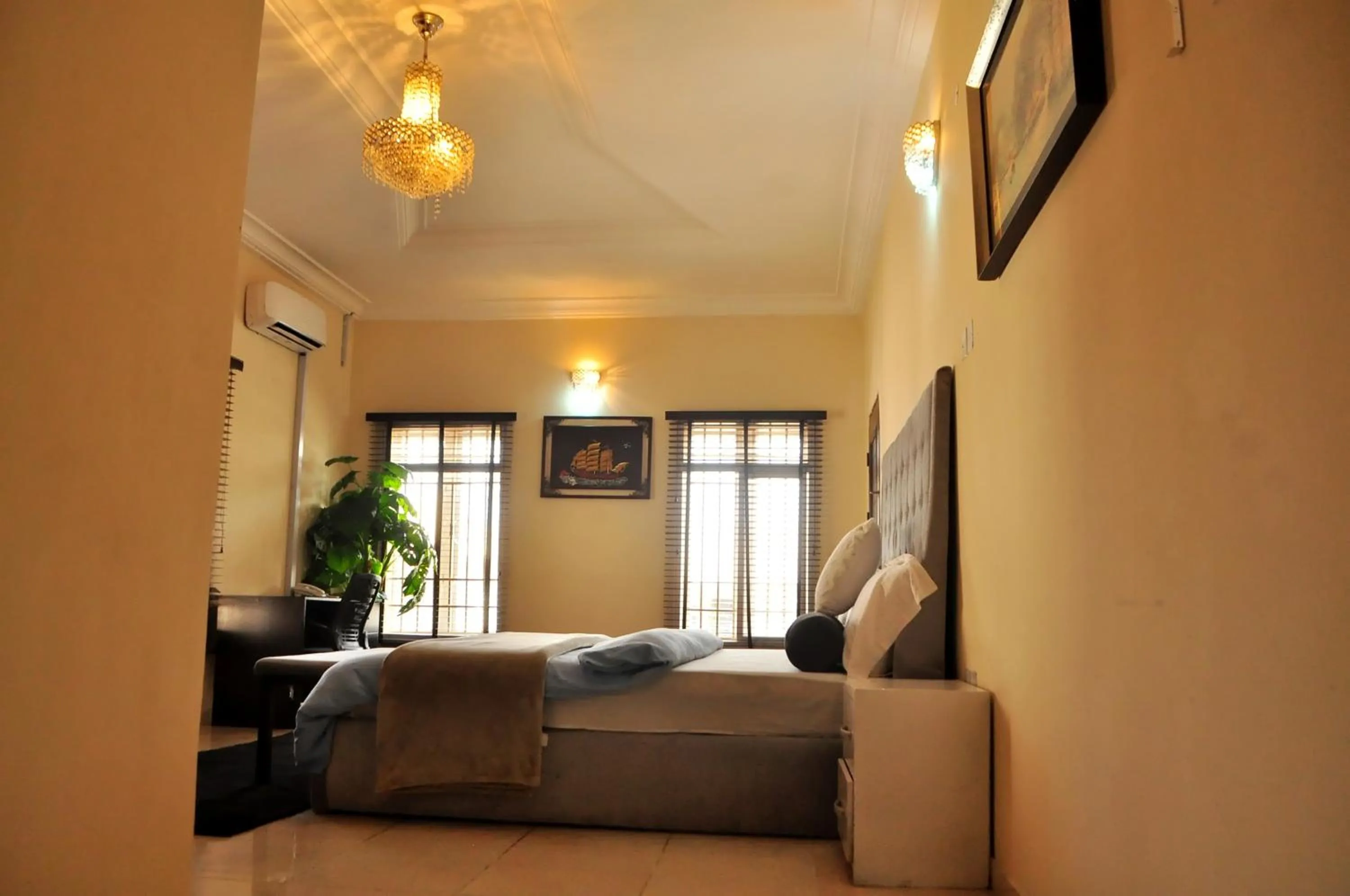 Photo of the whole room in J Gibson Hotel