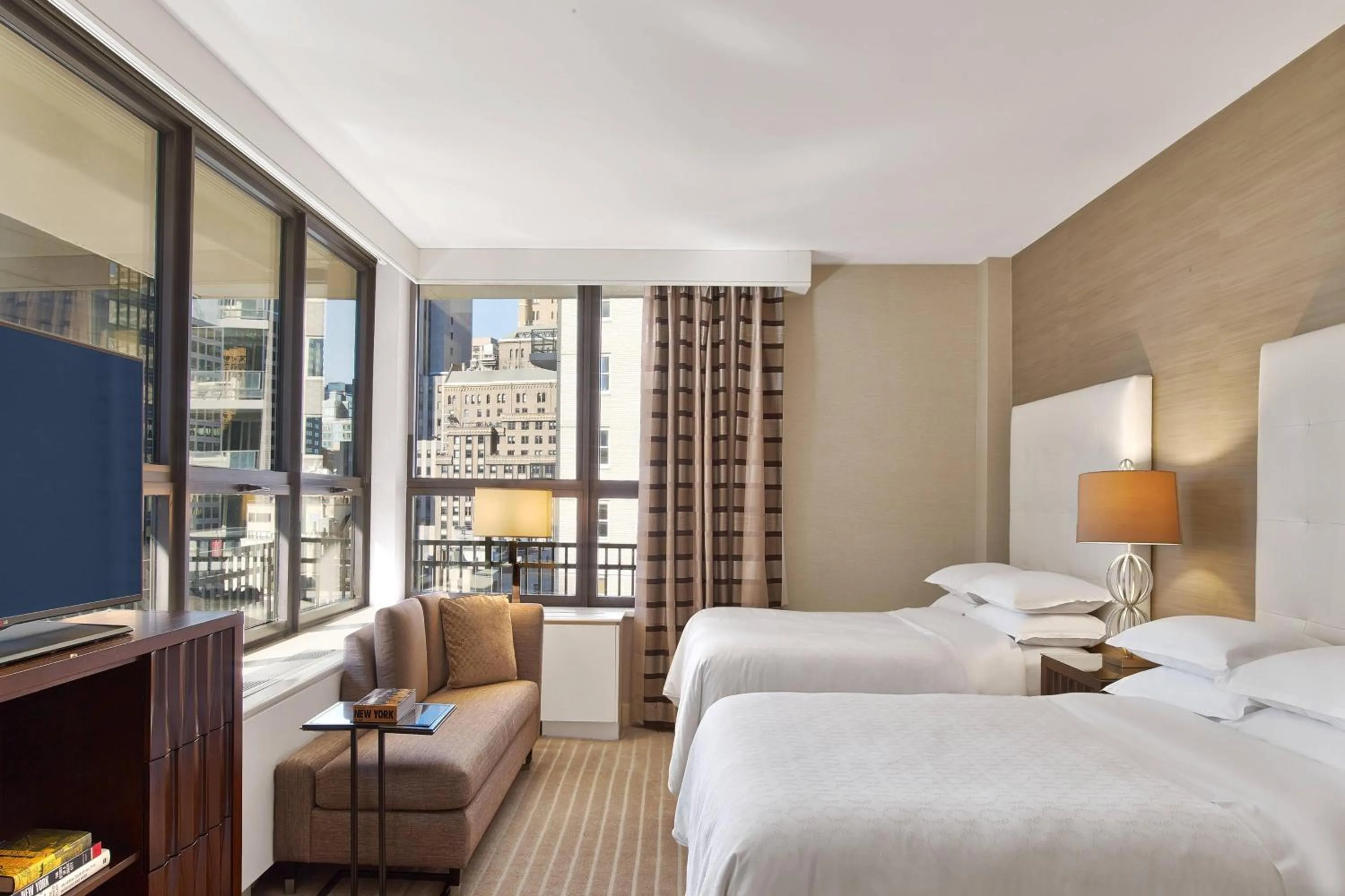 Photo of the whole room, Bed in Sheraton New York Times Square Hotel