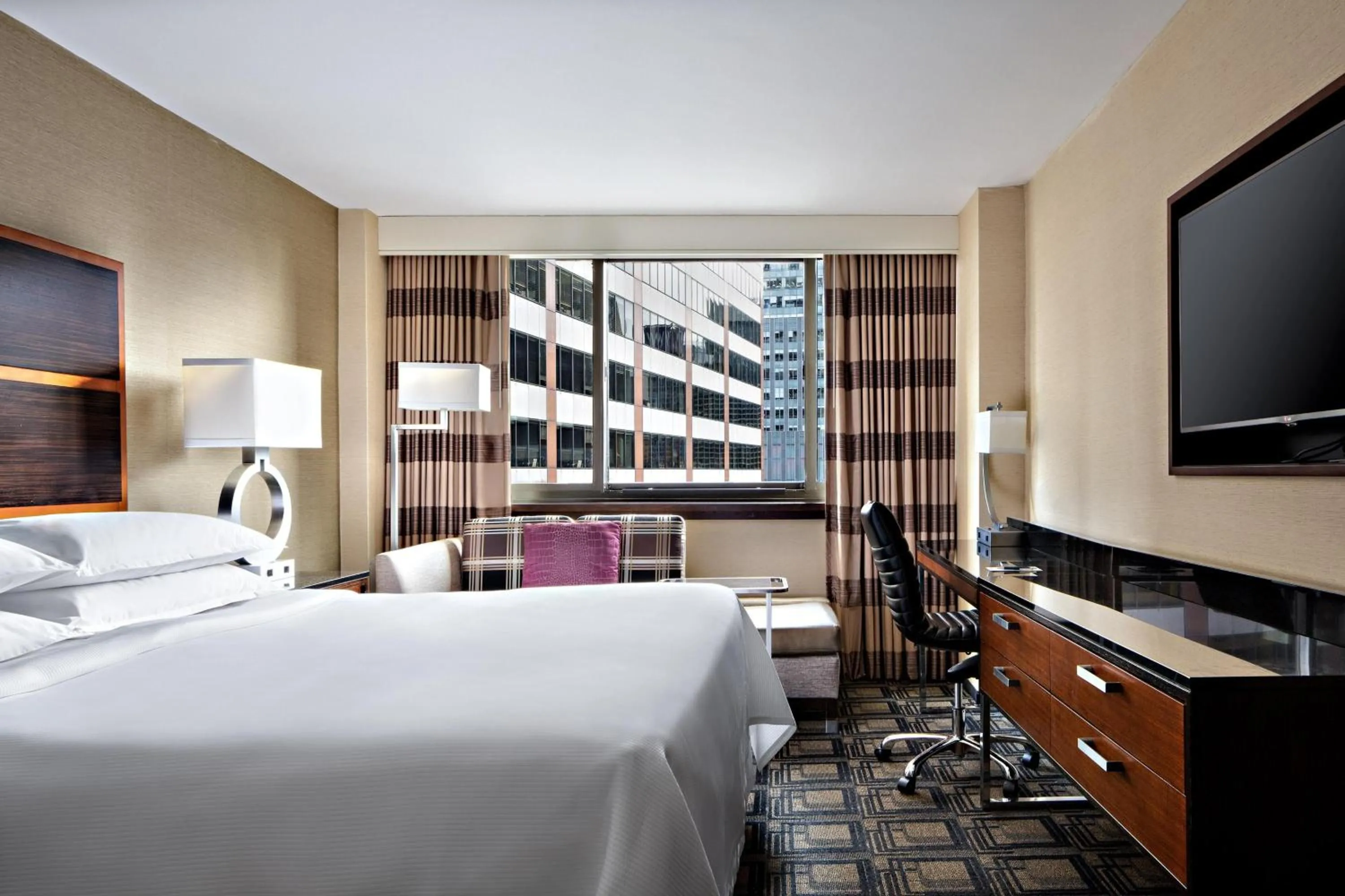 Photo of the whole room, Bed in Sheraton New York Times Square Hotel