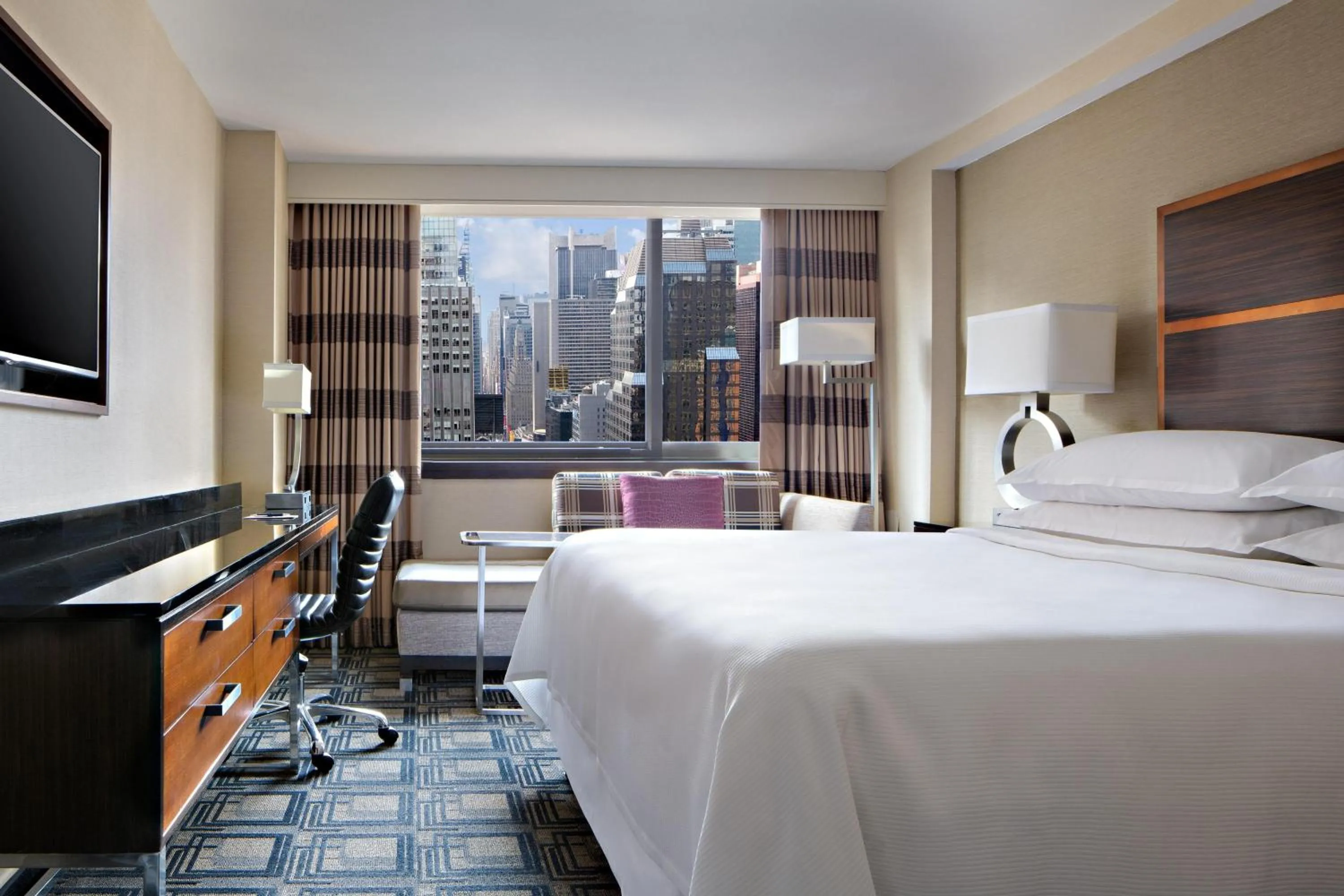 Photo of the whole room, Bed in Sheraton New York Times Square Hotel