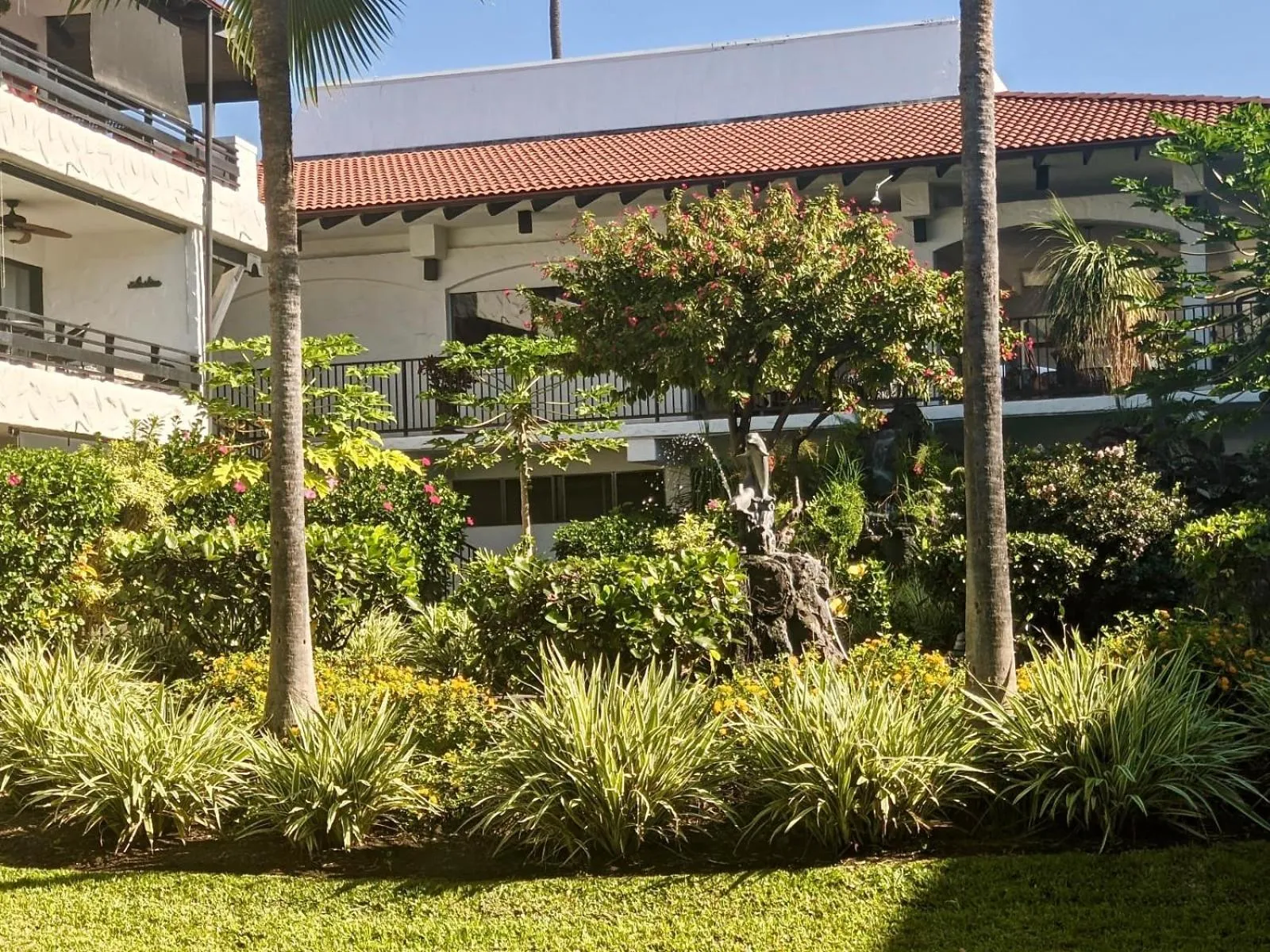 Property building in Unwind on Your Fantasy Hawaiian Vacation- 1BD/1BA Condo in Kailua-Kona, Hawaii