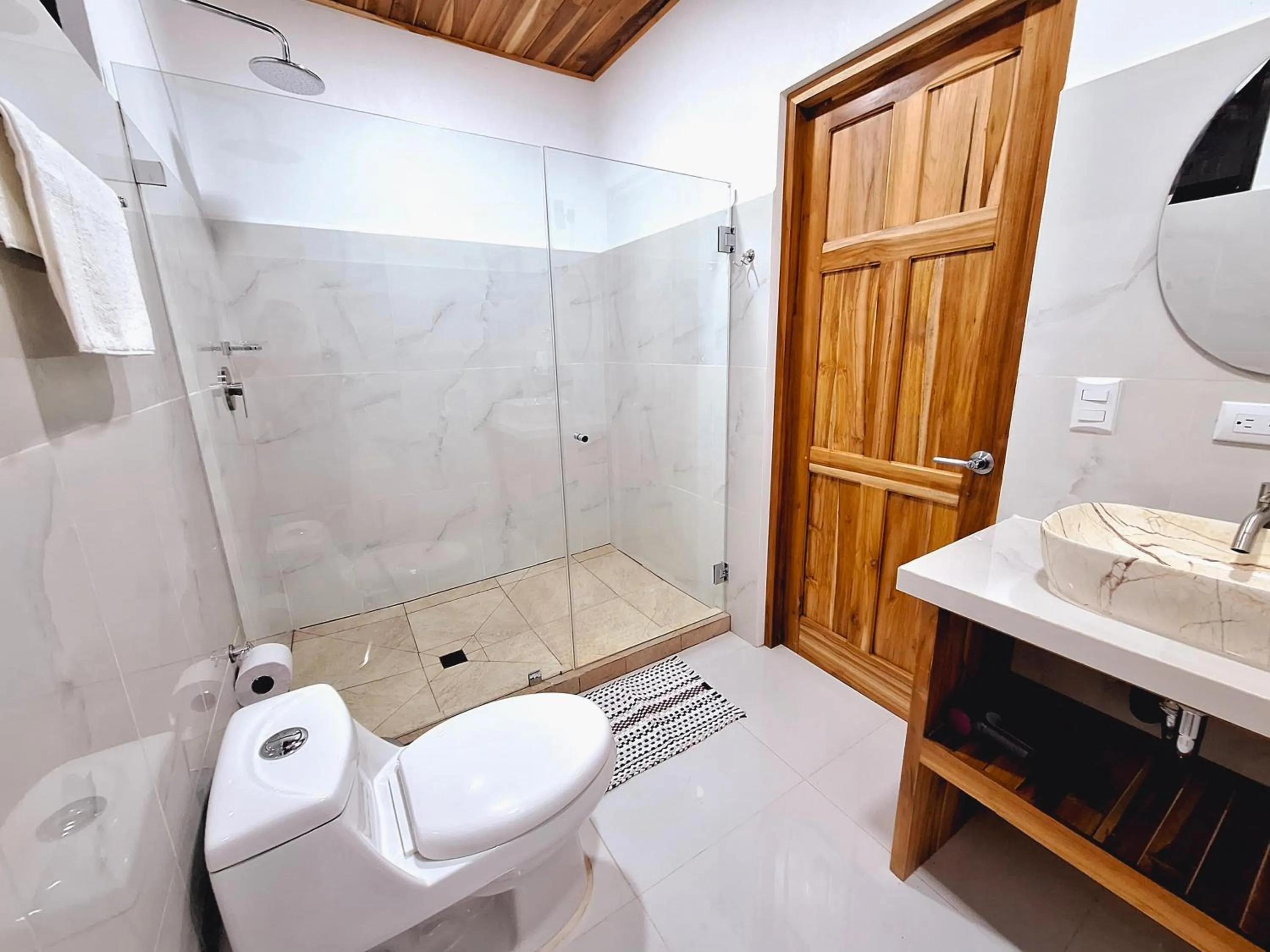 Shower in Corcovado & Drake Inn