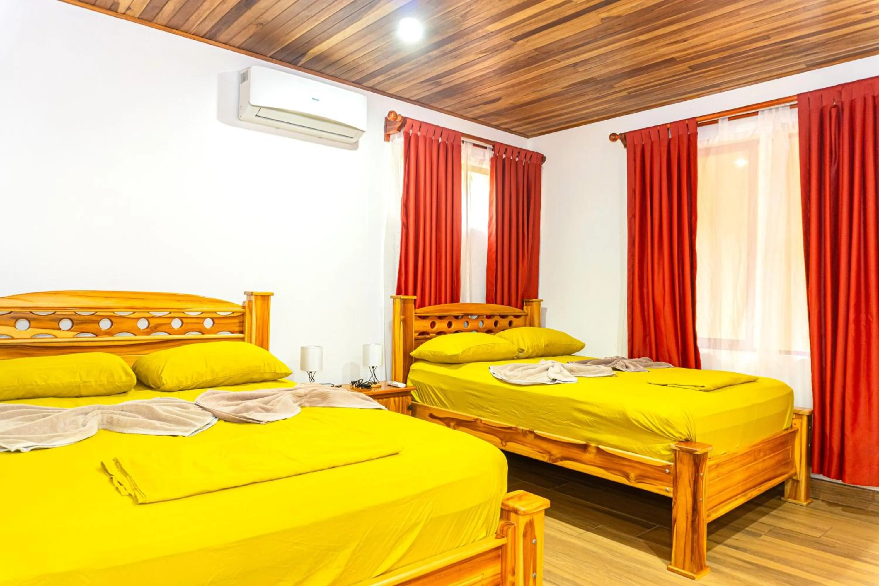 air conditioner, Bed in Corcovado & Drake Inn