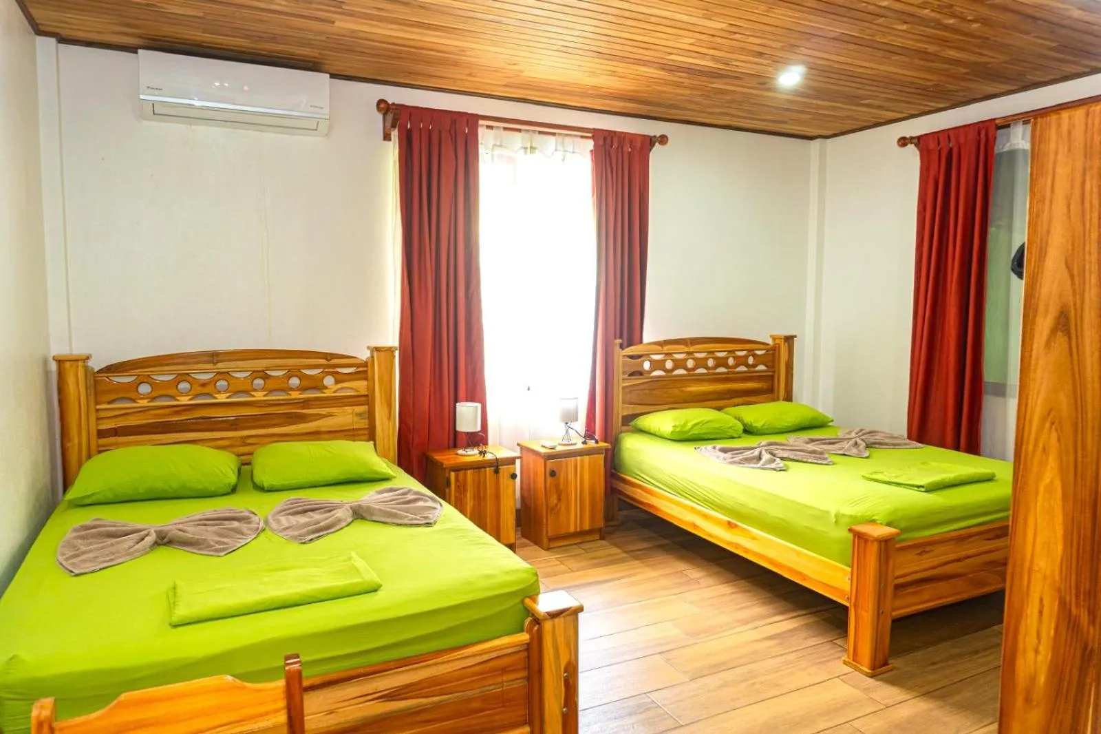 Photo of the whole room, Bed in Corcovado & Drake Inn