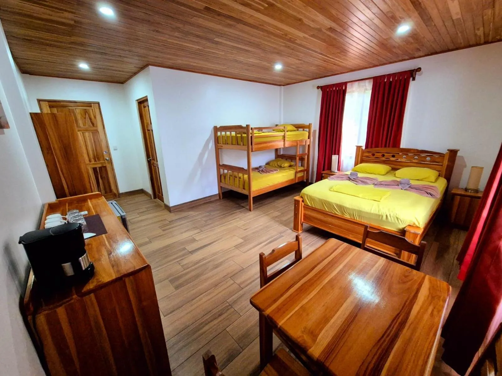 Photo of the whole room, Bed in Corcovado & Drake Inn